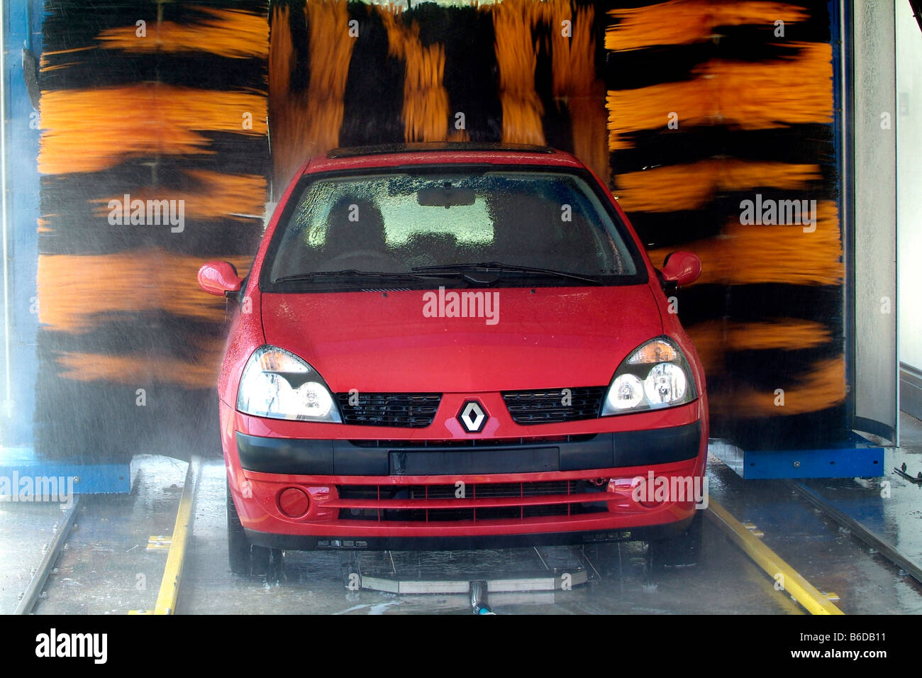 Renault Clio en lavage de voiture Banque D'Images