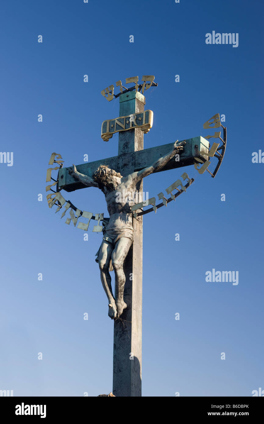 STATUE DU CHRIST SUR CRUCIFICION LE ROI CHARLES IV BRIDGE PRAGUE RÉPUBLIQUE TCHÈQUE Banque D'Images