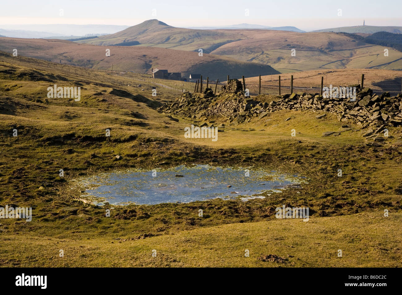 Voir à la ferme plus de jeu avec le pic de Shutlingsloe au loin dans le Peak District dans Cheshire Banque D'Images