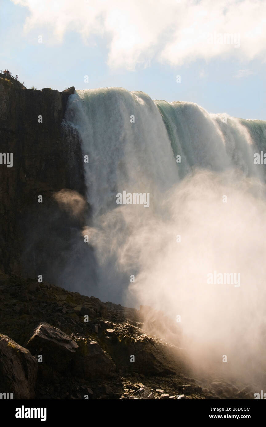 Image prise par en dessous de l'American Falls à Niagara Falls. Banque D'Images