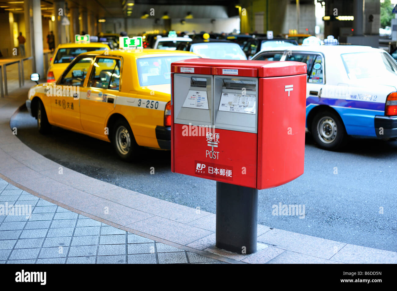 Boîte aux lettres japonais en face d'une station de Taxi, Yokohama JP Banque D'Images