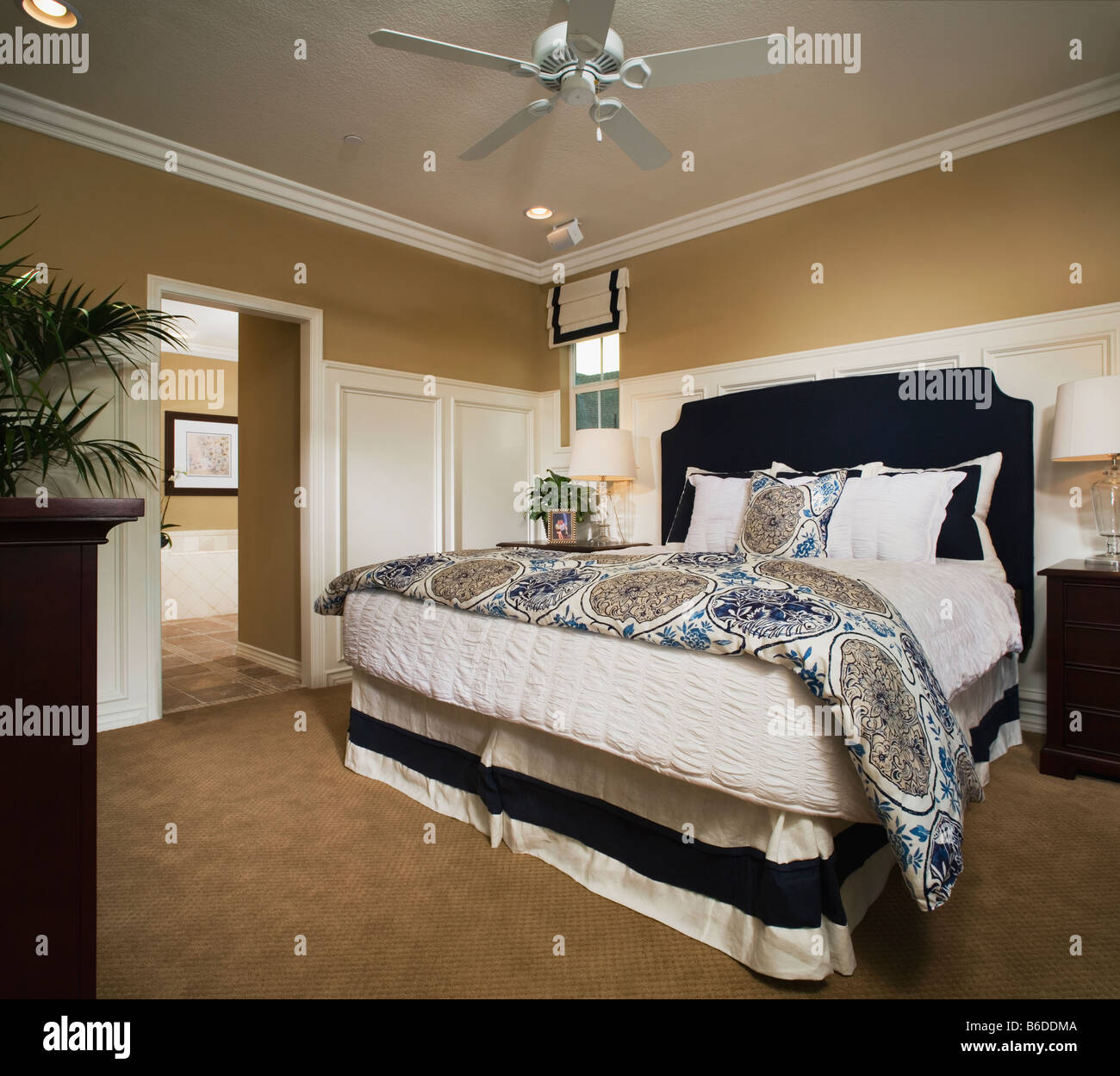 Chambre des maîtres avec boiseries et moulures en couronne Banque D'Images