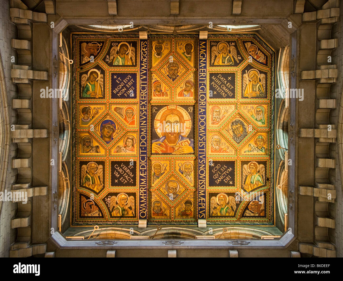 Buckfast Abbey, Buckfastleigh, Devon, Royaume-Uni. Le plafond de la tour de lanterne, peint par Dom Charles Norris en 1939 dans le style byzantin Banque D'Images