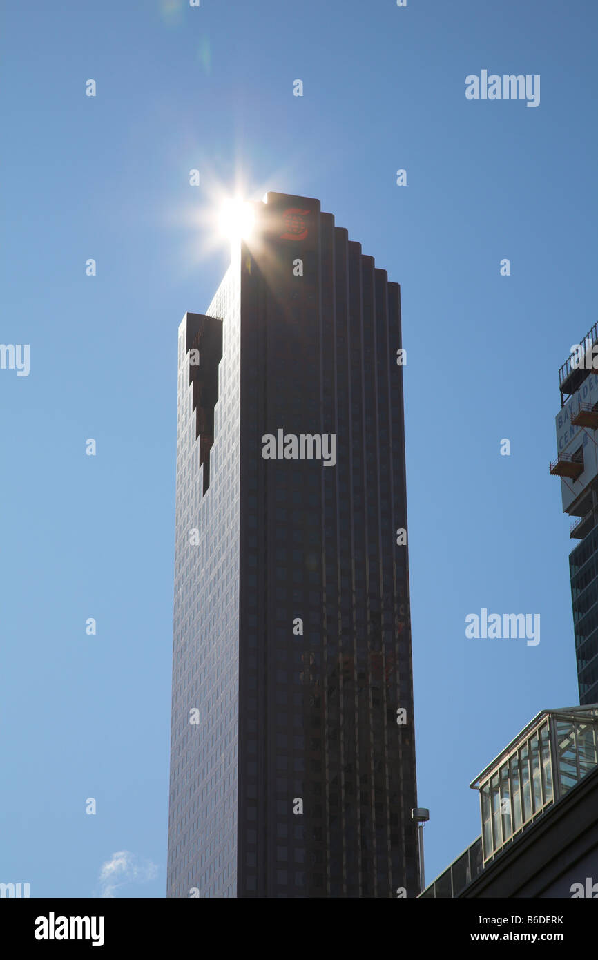 La réflexion des rayons solaires sur un grand bâtiment. Banque D'Images