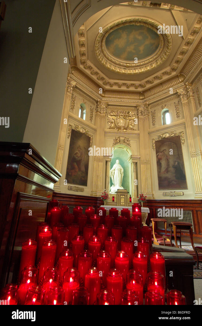 Bougies votives et une statue du Christ dans la Cathédrale Notre-Dame à Québec Banque D'Images