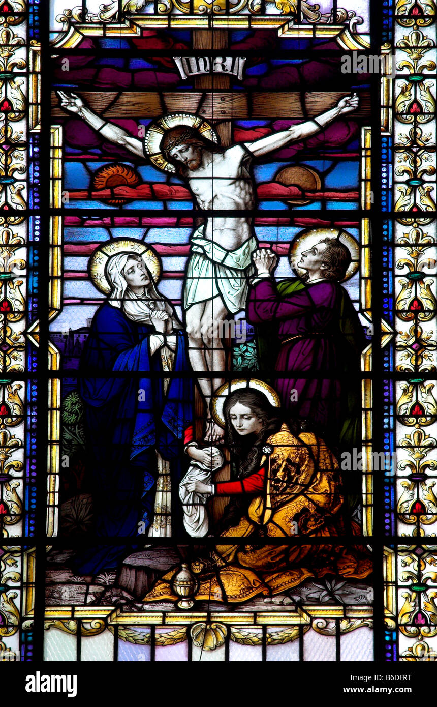 Un vitrail de Jésus sur la croix Banque D'Images