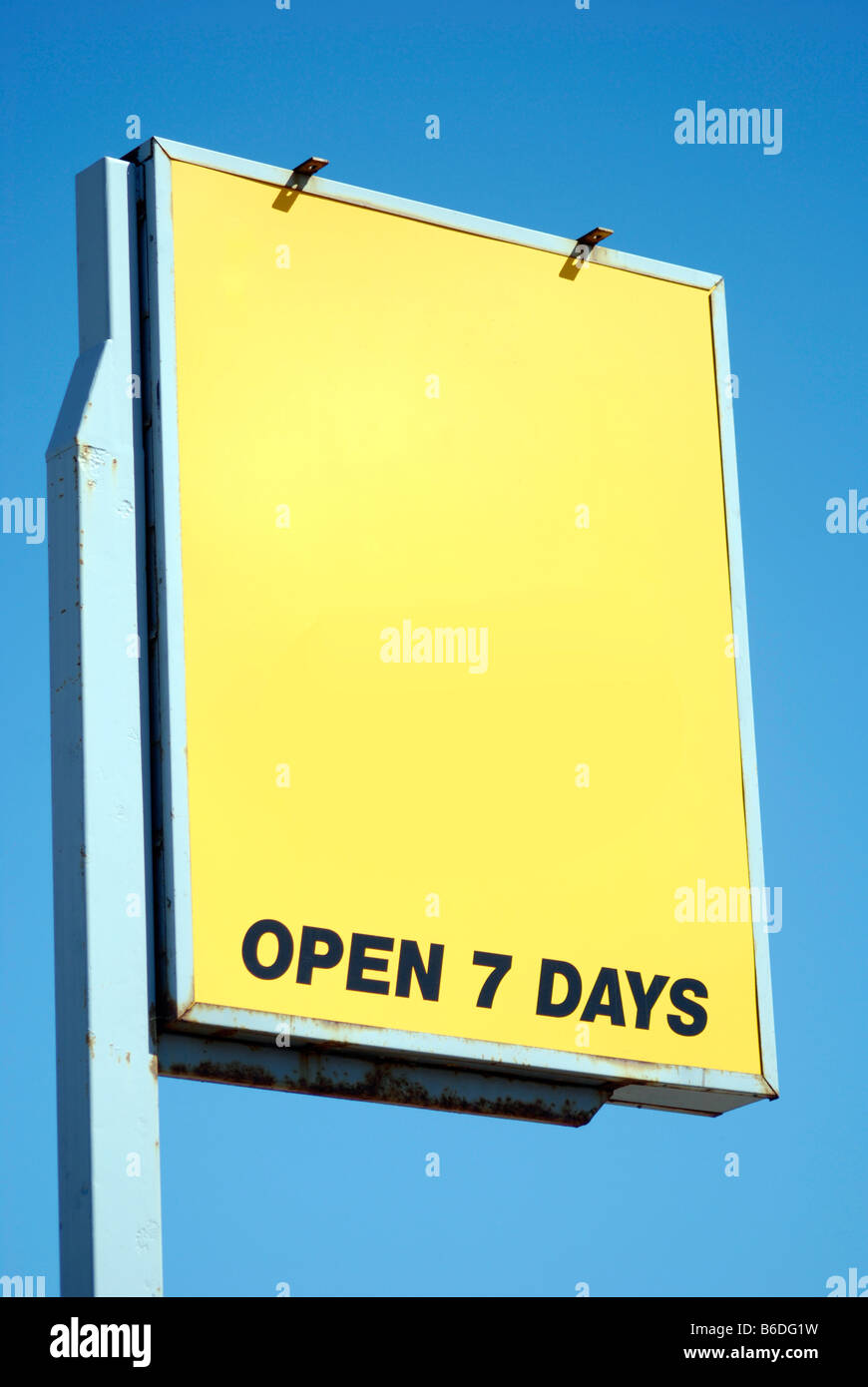 Signe jaune vif déclarer ouverte sept jours avec la flèche et copy space Banque D'Images