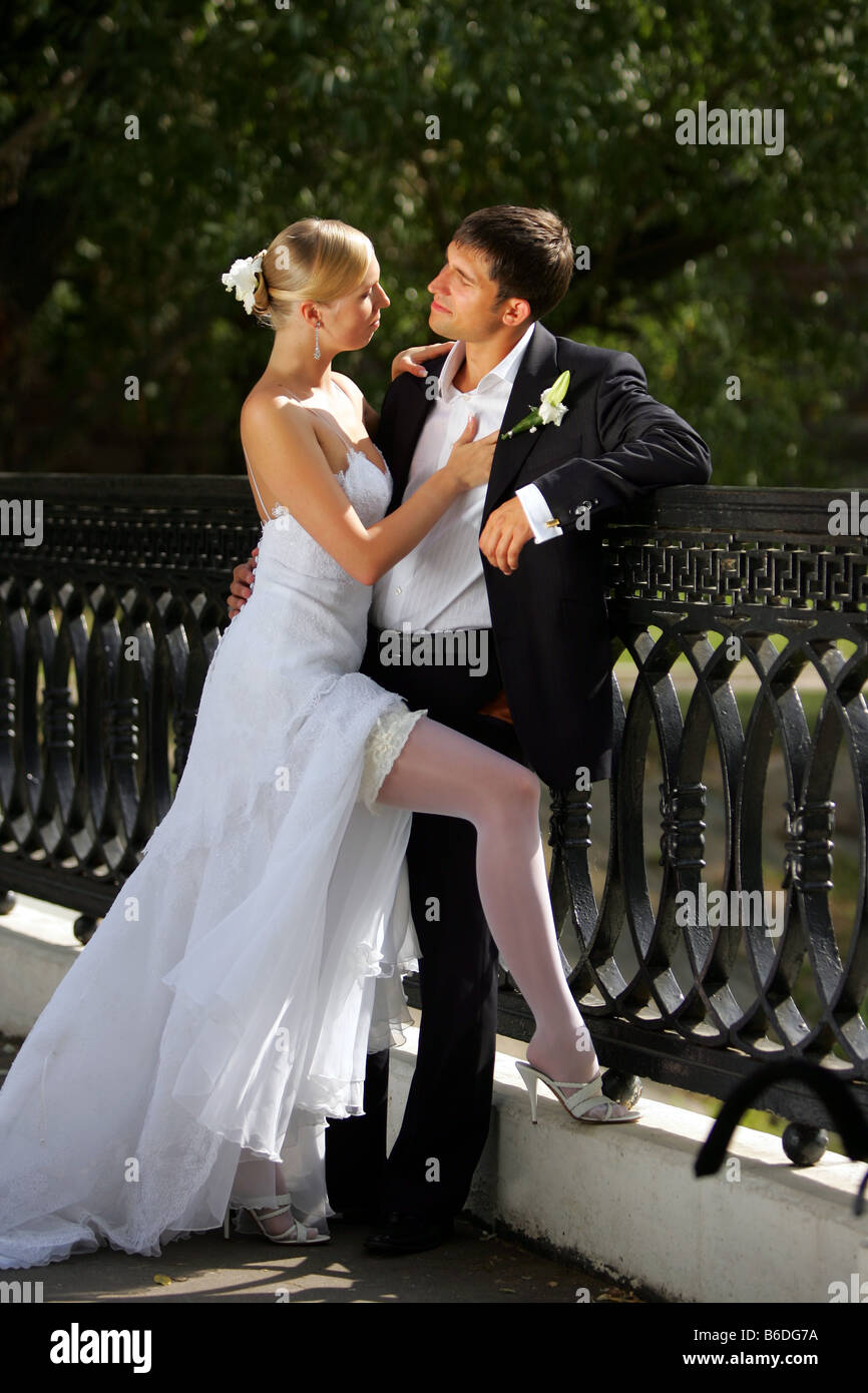 Couple amoureux se tenait sur le pont dans la campagne smiling Banque D'Images