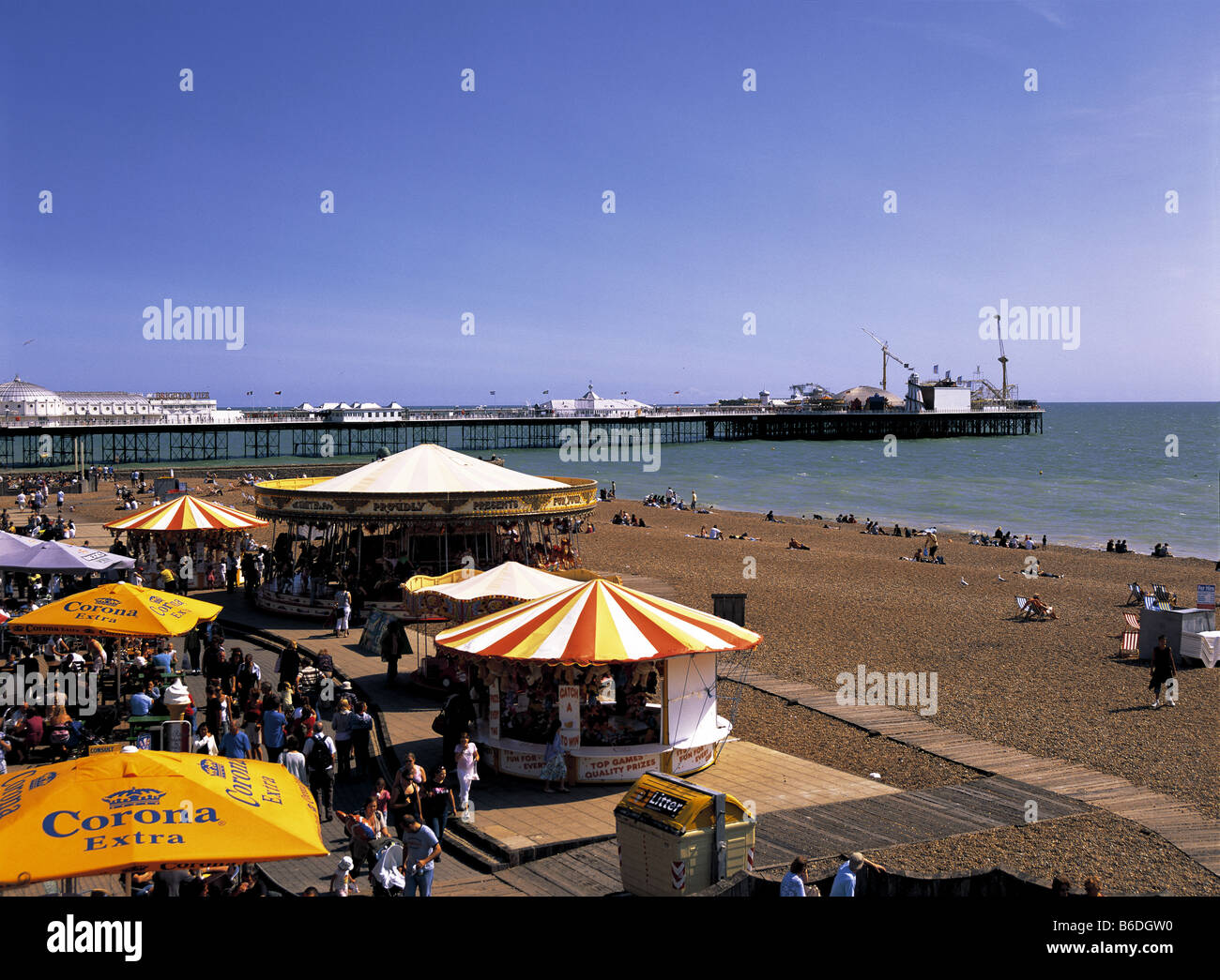 Promenade bondée sur la plage de Brighton, Sussex, Angleterre Banque D'Images