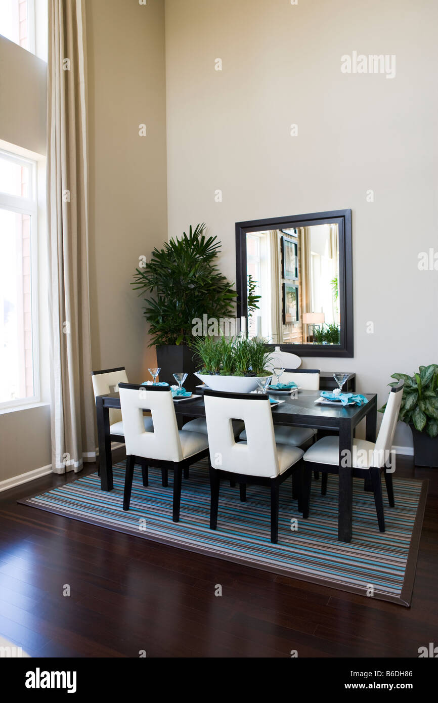 Salle à manger contemporaine sur tapis à rayures Banque D'Images