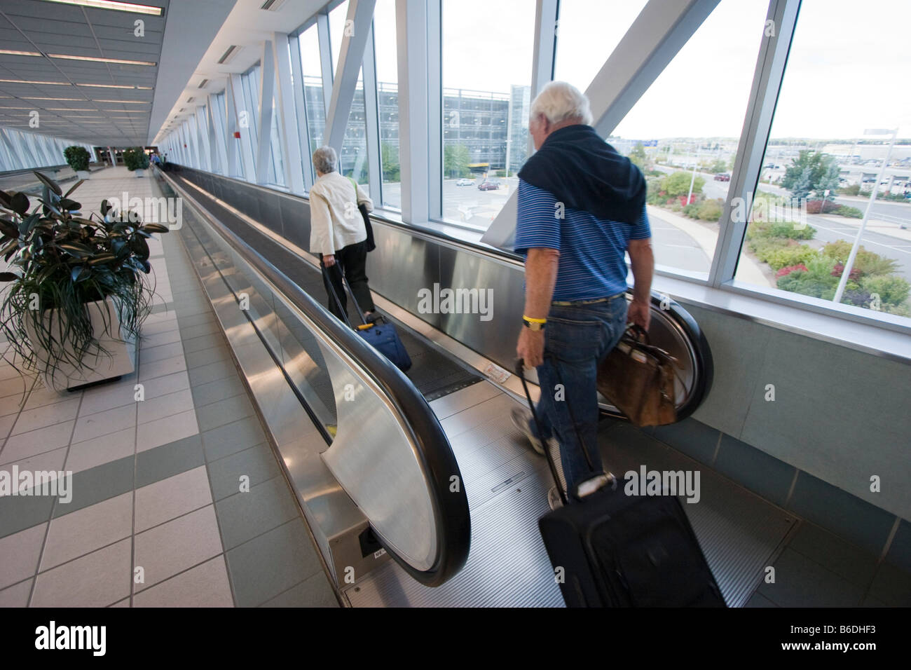 Les voyageurs à pied le long d'un tapis roulant à l'aéroport de Manchester à Manchester, New Hampshire, USA le 4 octobre 2008 Banque D'Images