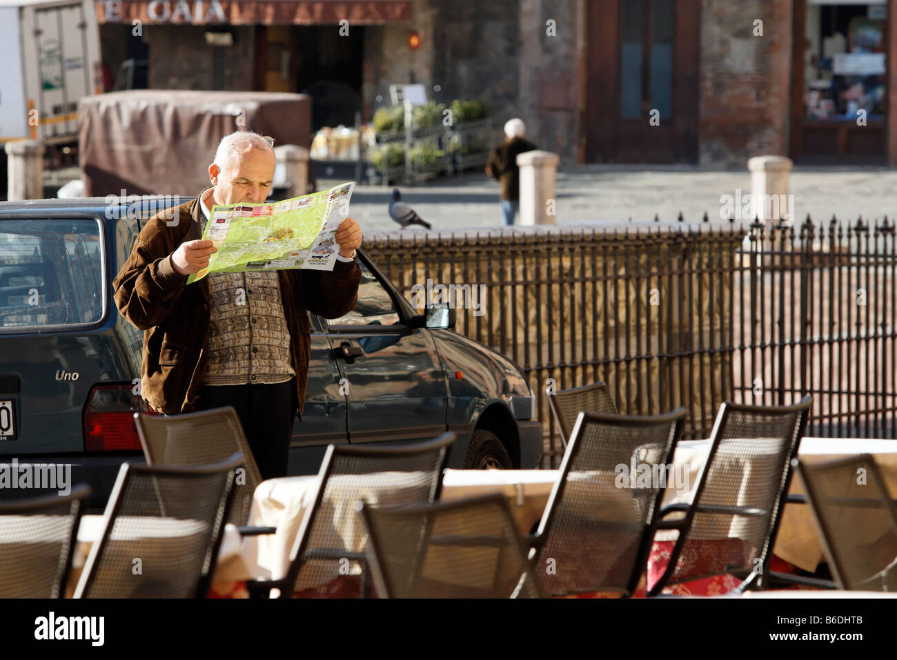 Homme d'études touristiques Map au Campo, Sienne, Florence, Italie Banque D'Images