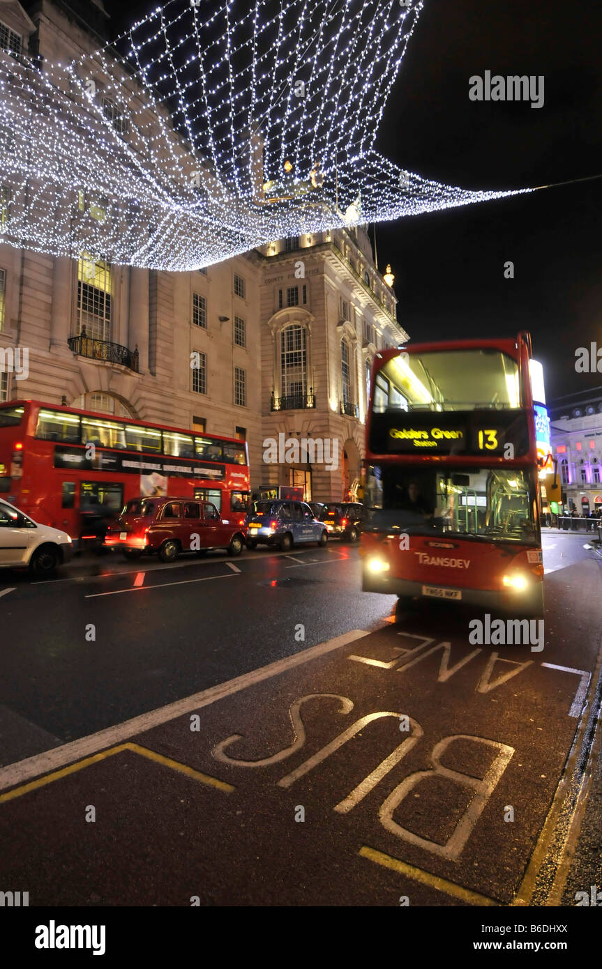 Regent Street lane bus ci-dessous allumé décorations de Noël Banque D'Images
