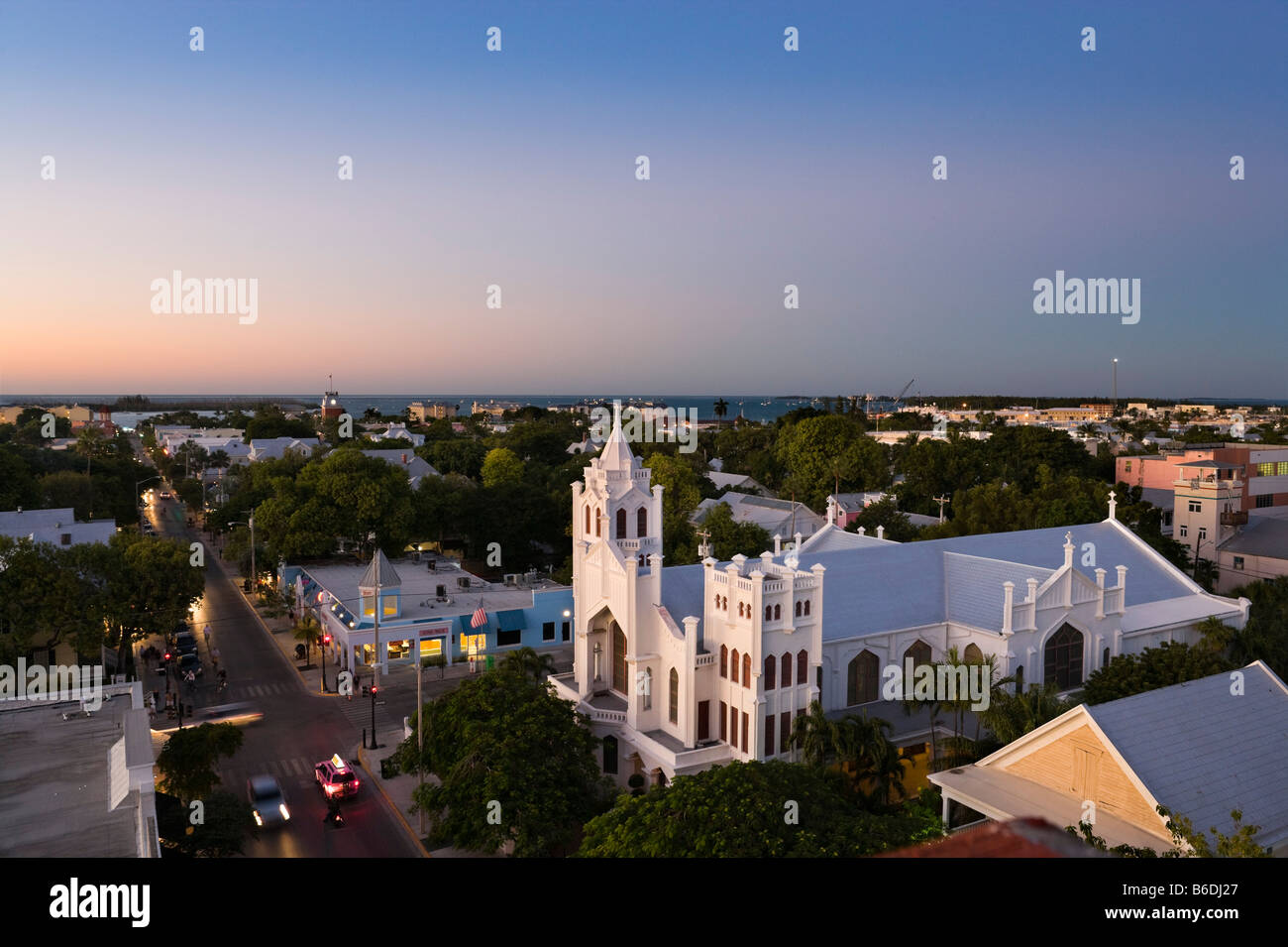 Vue vers le bas Duval Street au coucher du soleil depuis le toit de l'hôtel Crowne Plaza La Concha, Key West, Florida Keys, USA Banque D'Images
