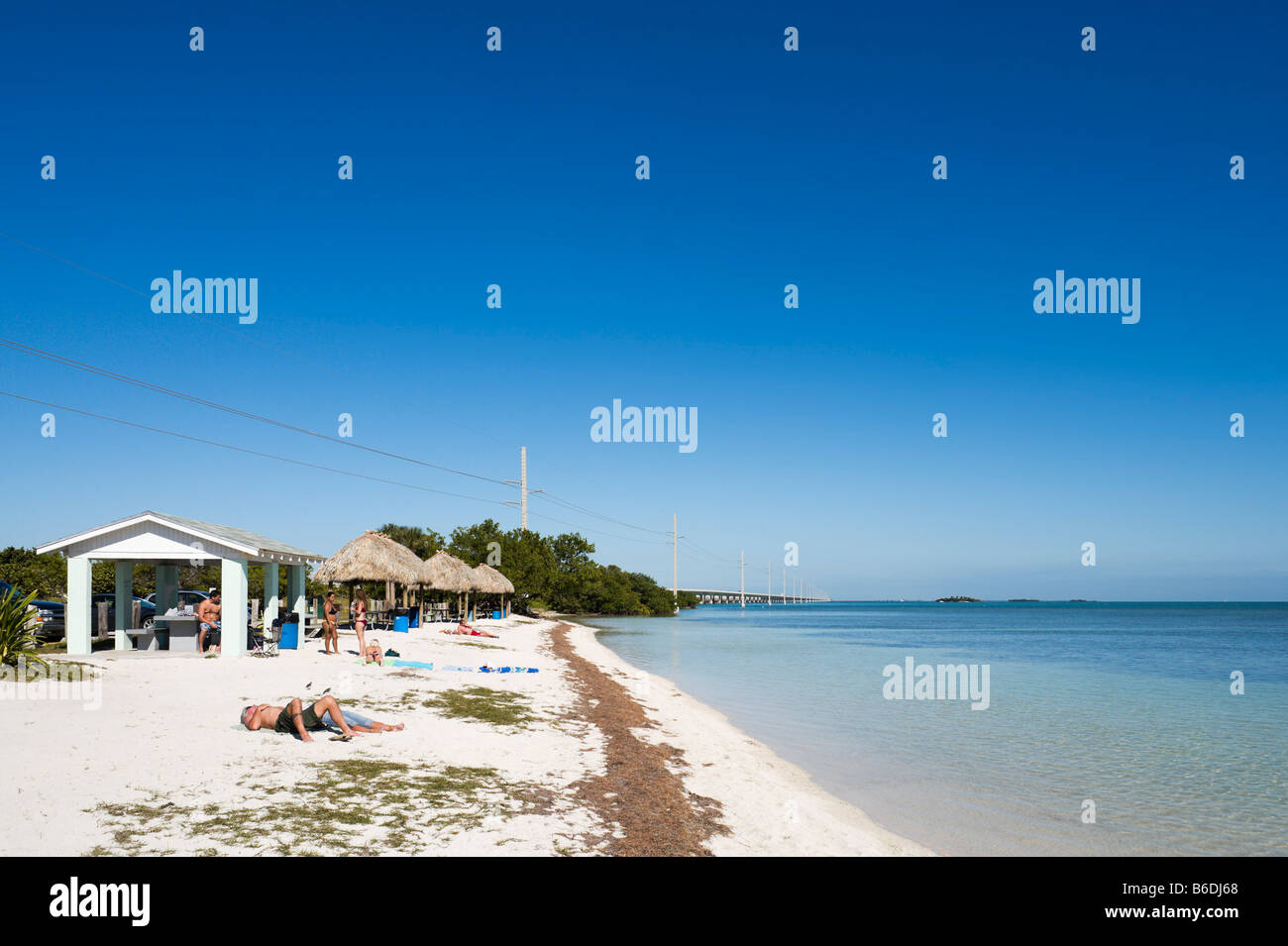 Plage de Veterans Memorial Park à la recherche vers le Seven Mile Bridge, Little Duck Key, Florida Keys, USA Banque D'Images