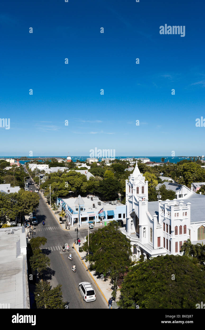 Vue vers le bas Duval Street du toit de l'hôtel Crowne Plaza La Concha, Key West, Florida Keys, USA Banque D'Images