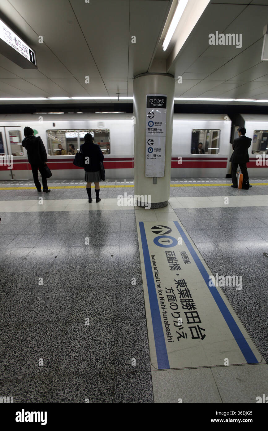 Les panneaux pour passagers sur le plancher de la station Kayabacho Tokyo du métro sur la ligne Tozai Banque D'Images
