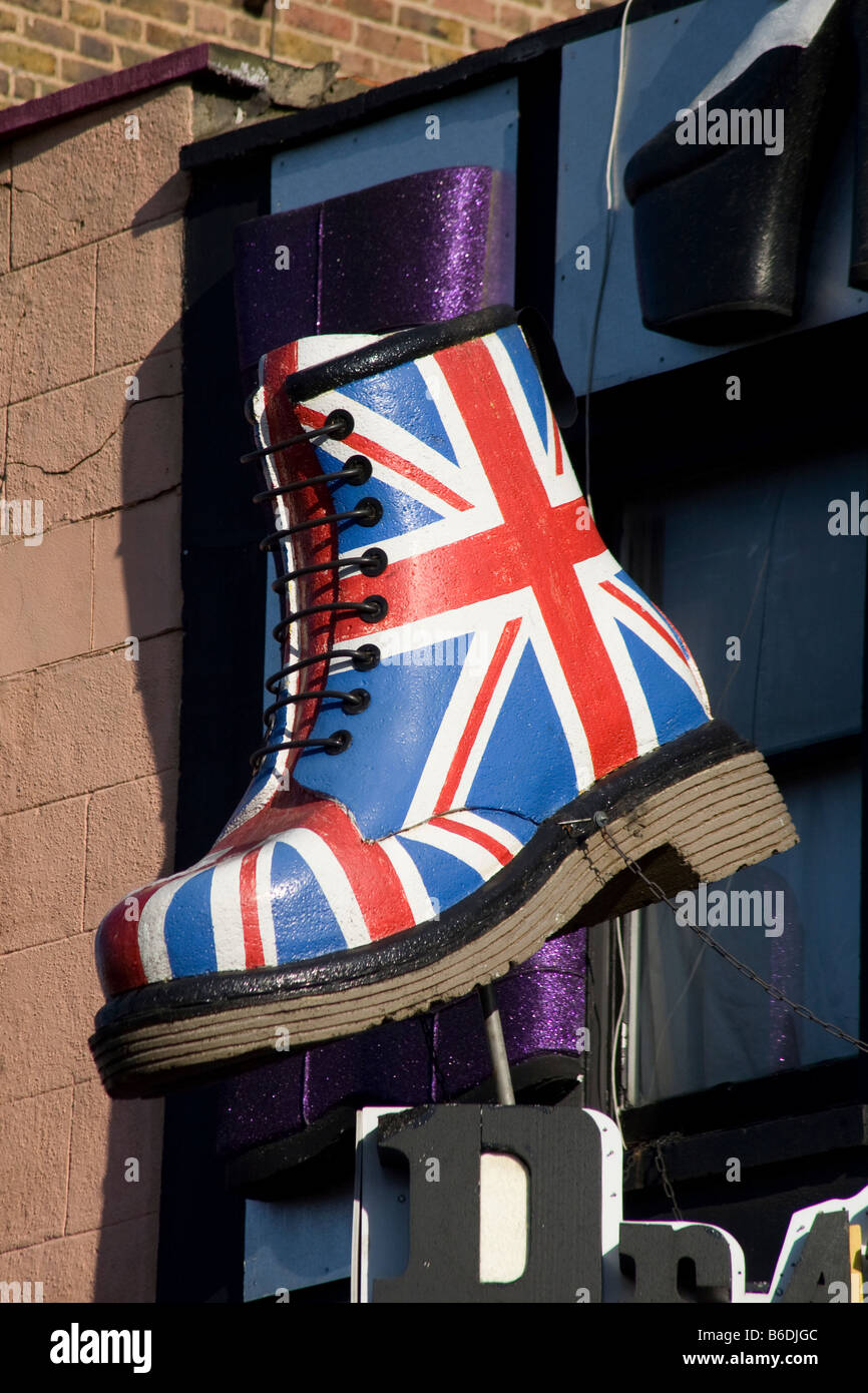 Modèle d'un Dr Marten's boot peint avec un Union Jack. Camden High Street, London, England, UK Banque D'Images
