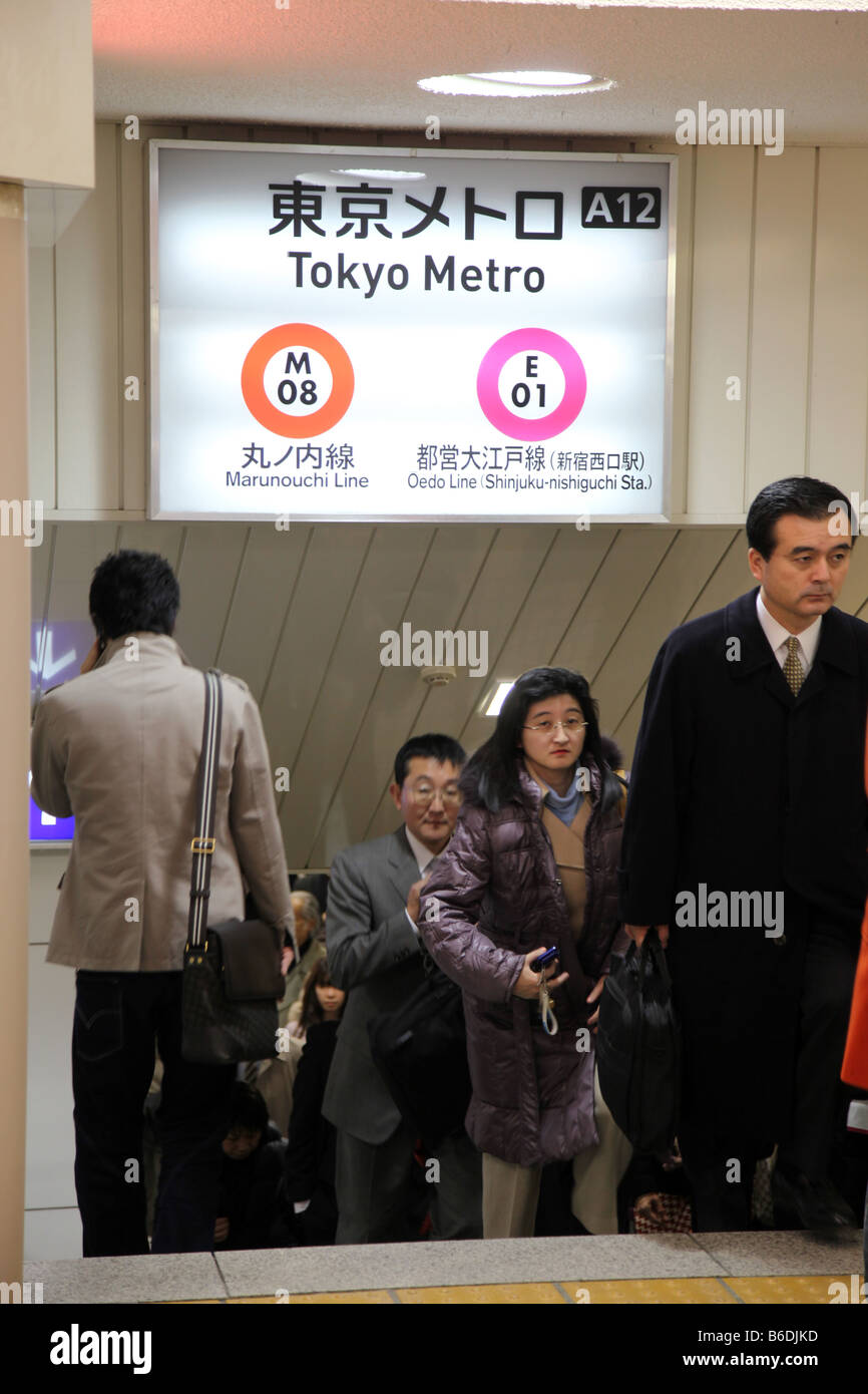 Tokyo les navetteurs passent par la station de métro de Shinjuku Banque D'Images