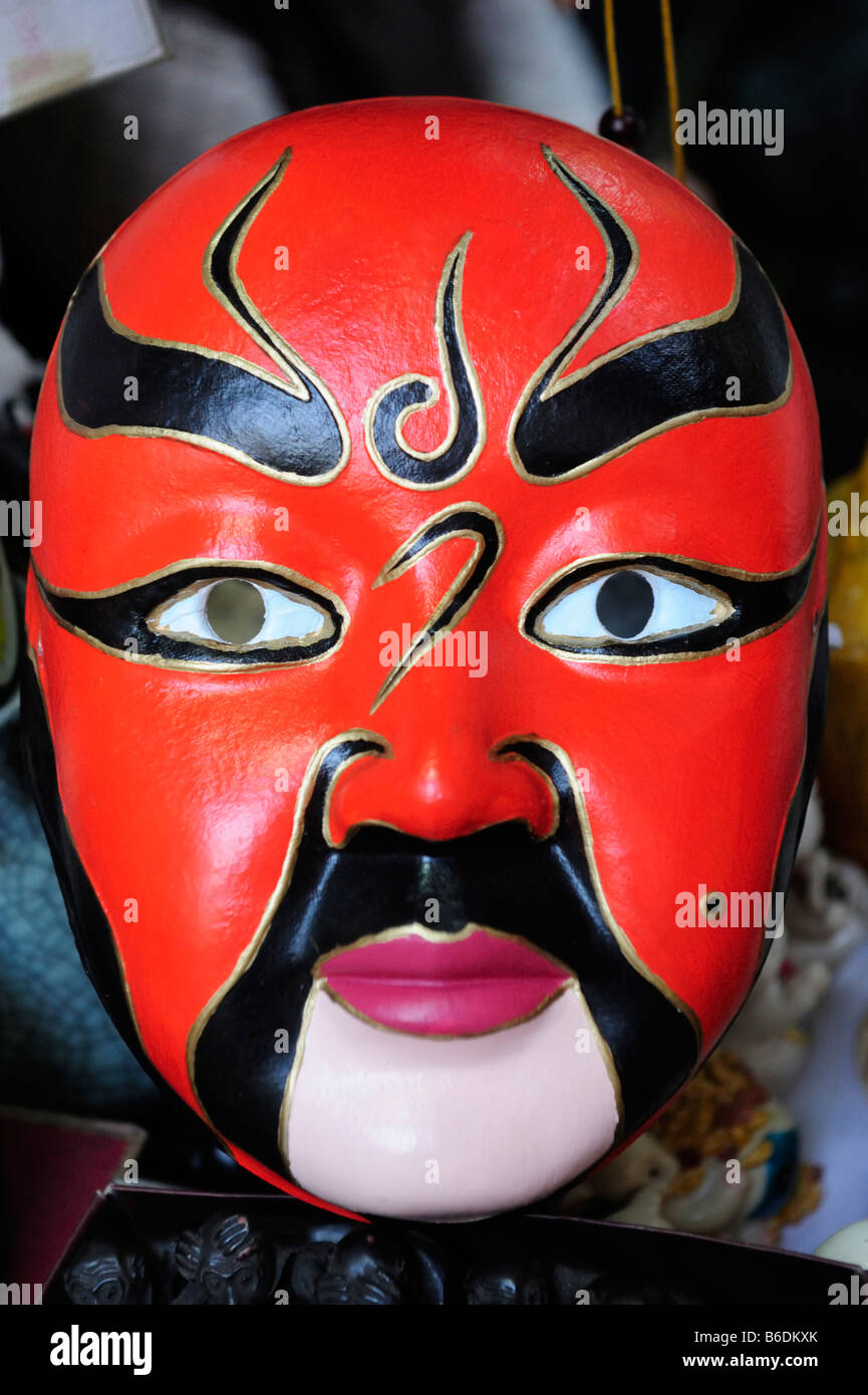 Masque décoratif en vente au marché antique Cat Street, Hong Kong, Chine Banque D'Images