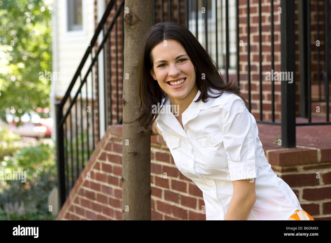 Young Caucasian female leaning - USA Banque D'Images