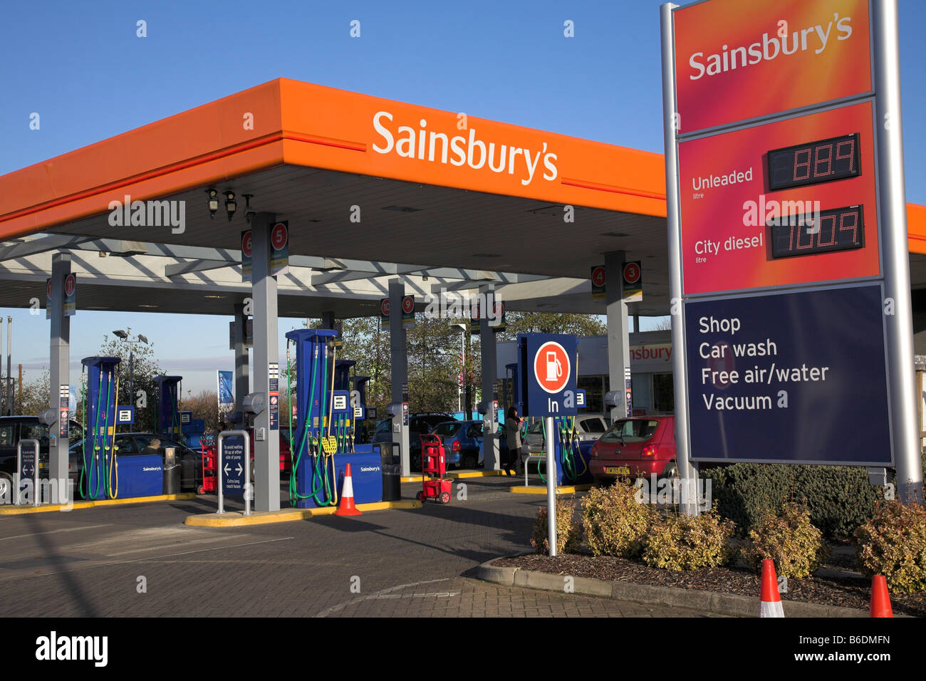 Sainsbury's station d'essence. Banque D'Images