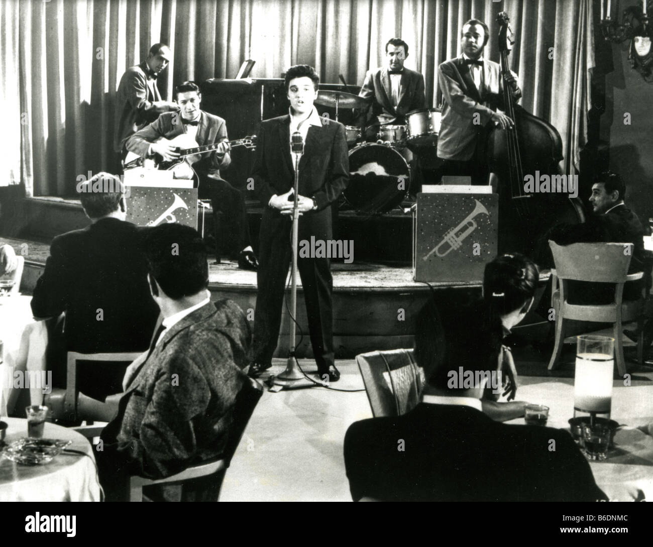 Avec ELVIS PRESLEY, Bill Black à la contrebasse et Scotty Moore à la guitare Banque D'Images