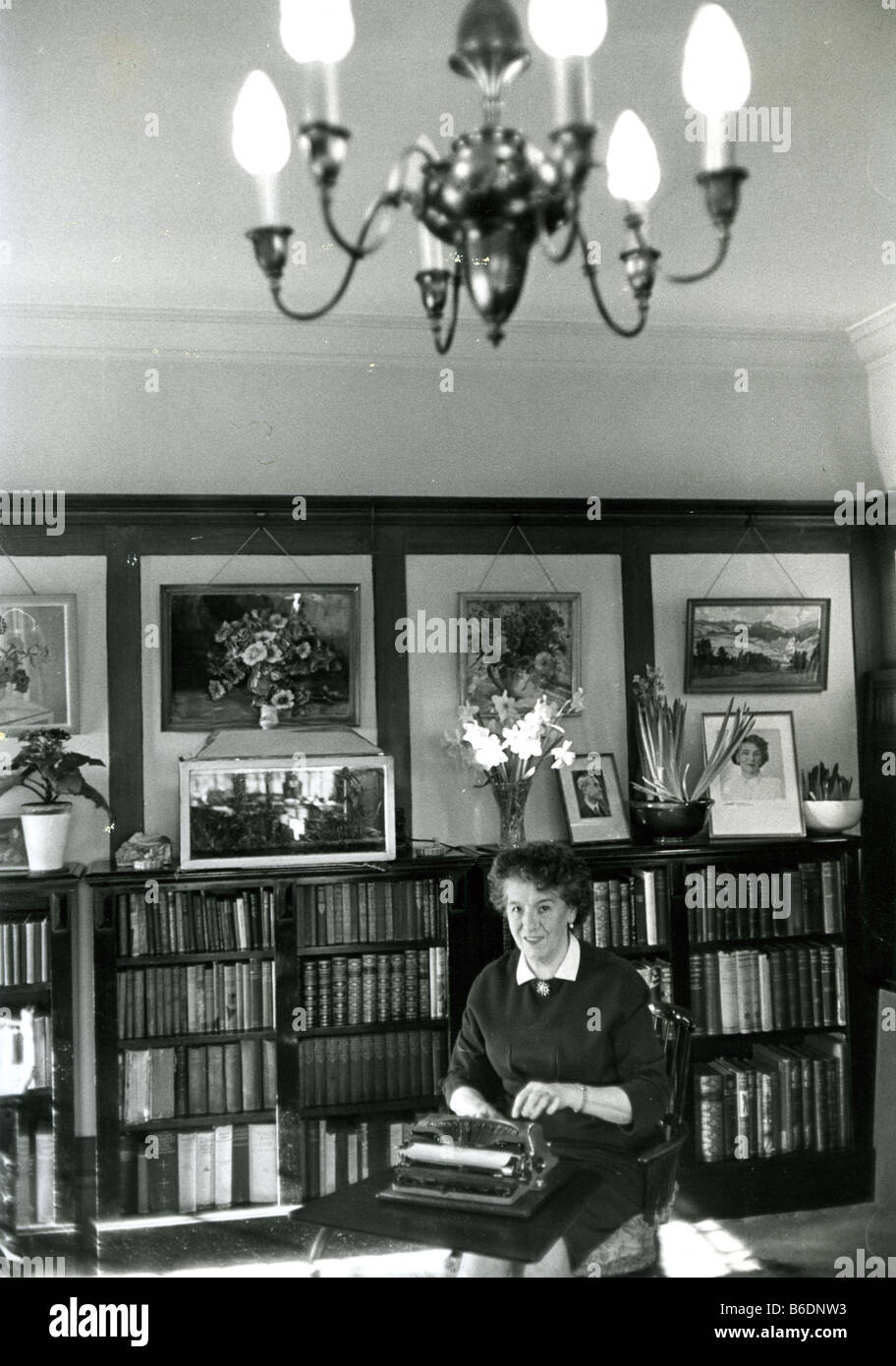 ENID BLYTON écrivain anglais childrens' à sa Green Hedges accueil à Beaconsfield en 1963 Banque D'Images