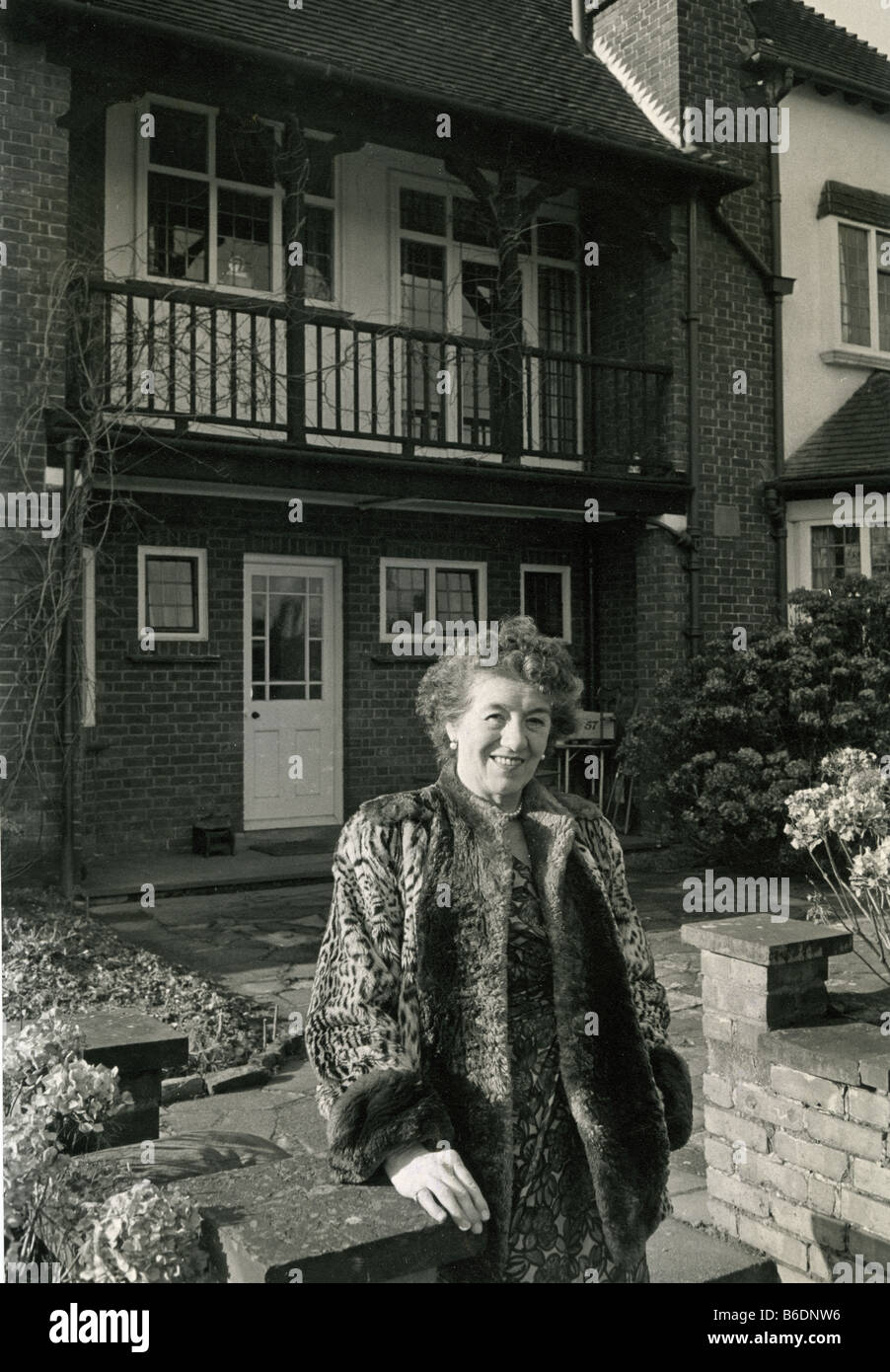ENID BLYTON écrivain anglais childrens' à sa Green Hedges accueil à Beaconsfield en 1963 Banque D'Images