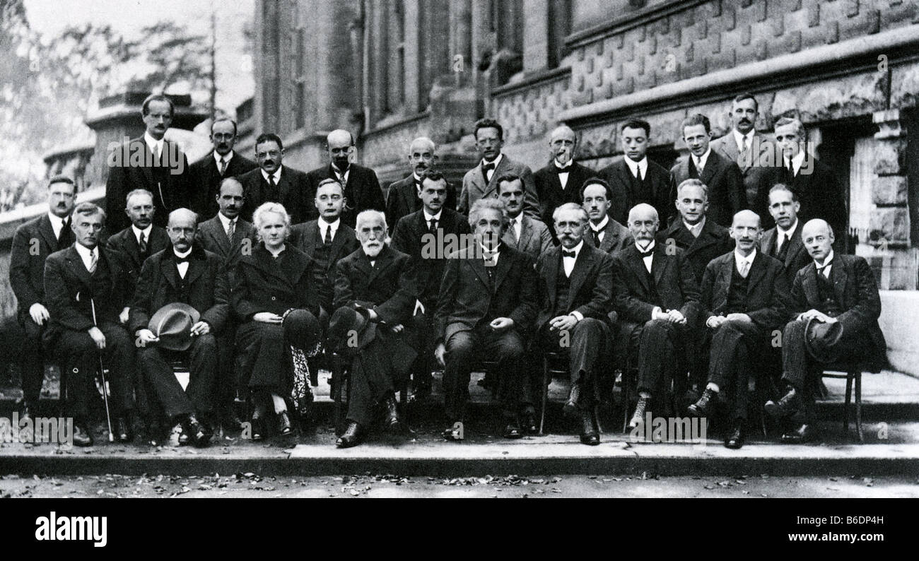 1927 Congrès Solvay à Bruxelles réunissant théoriciens atomique - voir description ci-dessous pour plus de détails Banque D'Images