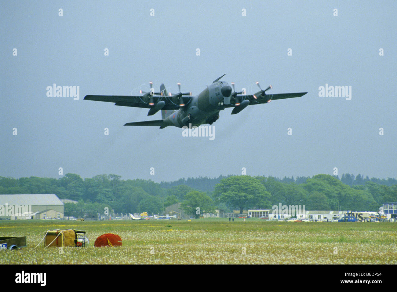 Lockheed C-130 Hercules est le décollage de l'aéroport Bournemoth Angleterre Banque D'Images