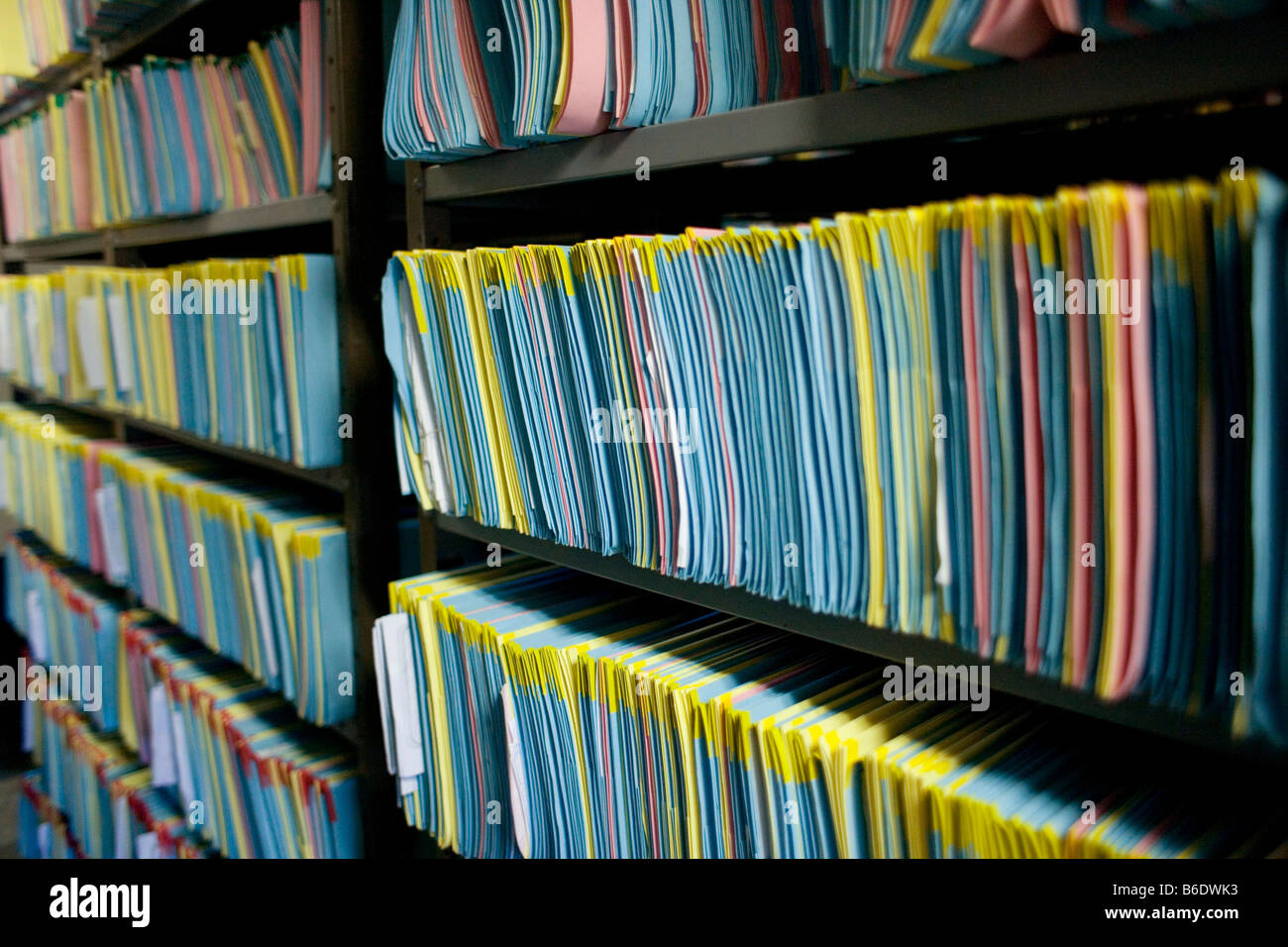Dossiers médicaux sur des étagères dans un magasin. Banque D'Images