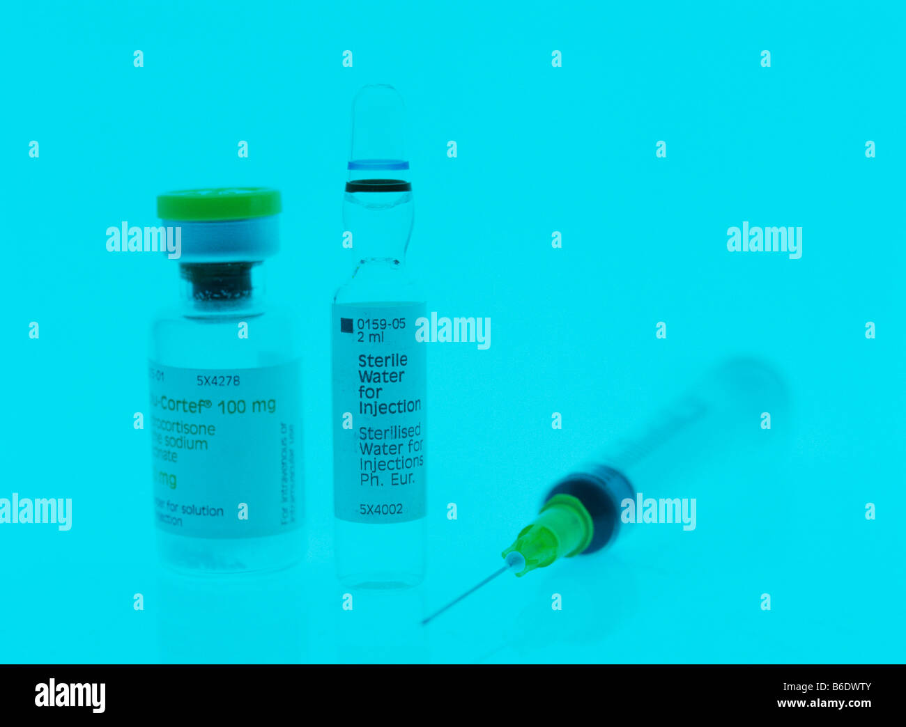 Anti-inflammatoire. Bouteille d'eau et poudre et seringue pour injection d'urgence de l'hydrocortisone médicament. Banque D'Images