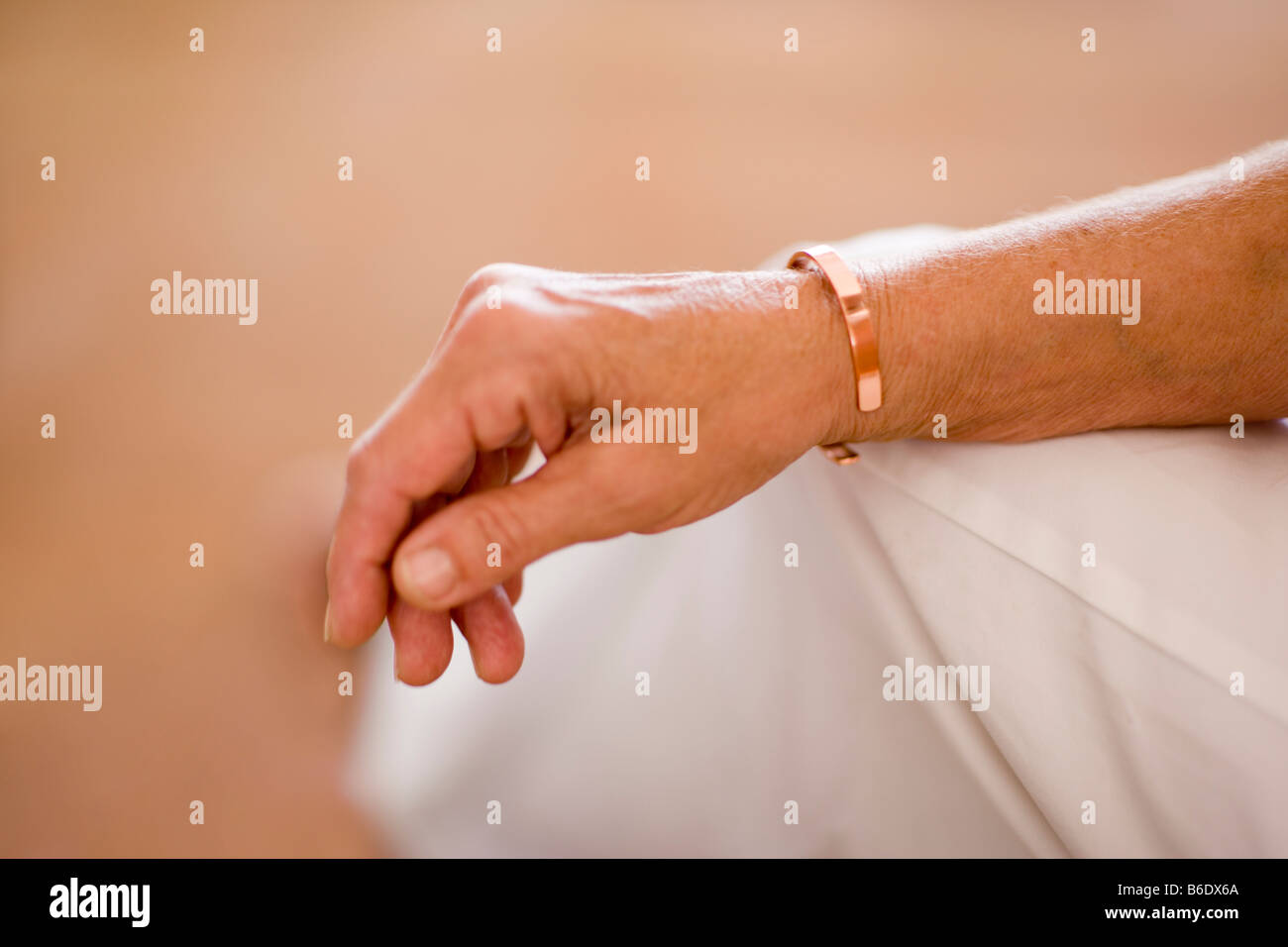 Femme d'âge moyen portant un bracelet de cuivre sur son poignet Banque D'Images