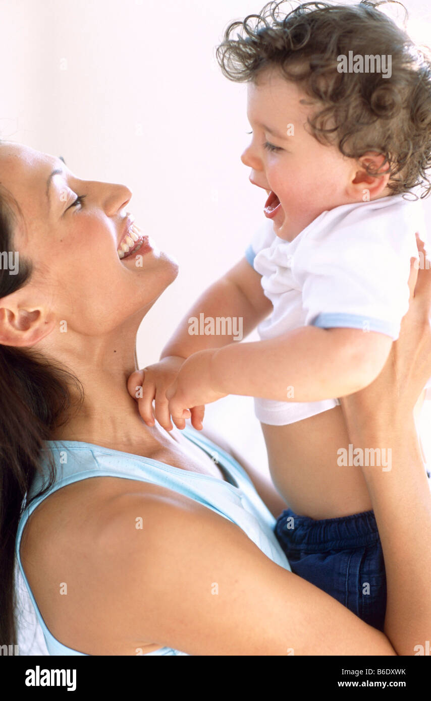 Mère et Bébé garçon. Heureux de sa mère 9-month-old baby boy vers son visage. Banque D'Images