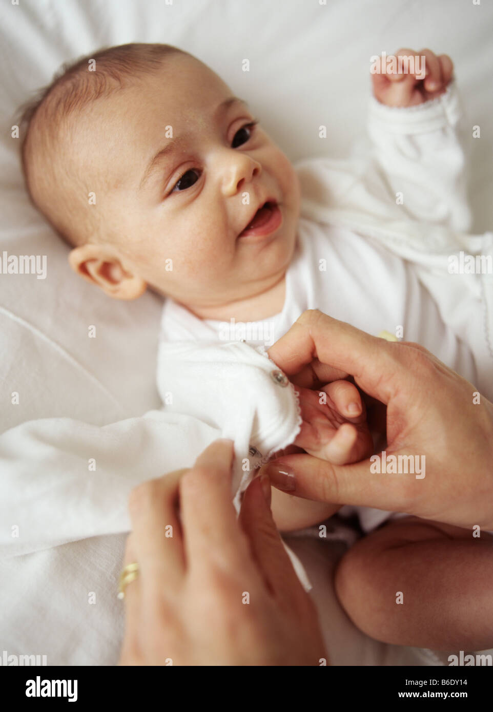 Fille De Bebe Petite Fille De 12 Semaines Apres Avoir Change Ses Vetements Photo Stock Alamy Fille De Bebe Petite Fille De 12 Semaines Apres Avoir Change Ses Vetements Photo Stock Alamy