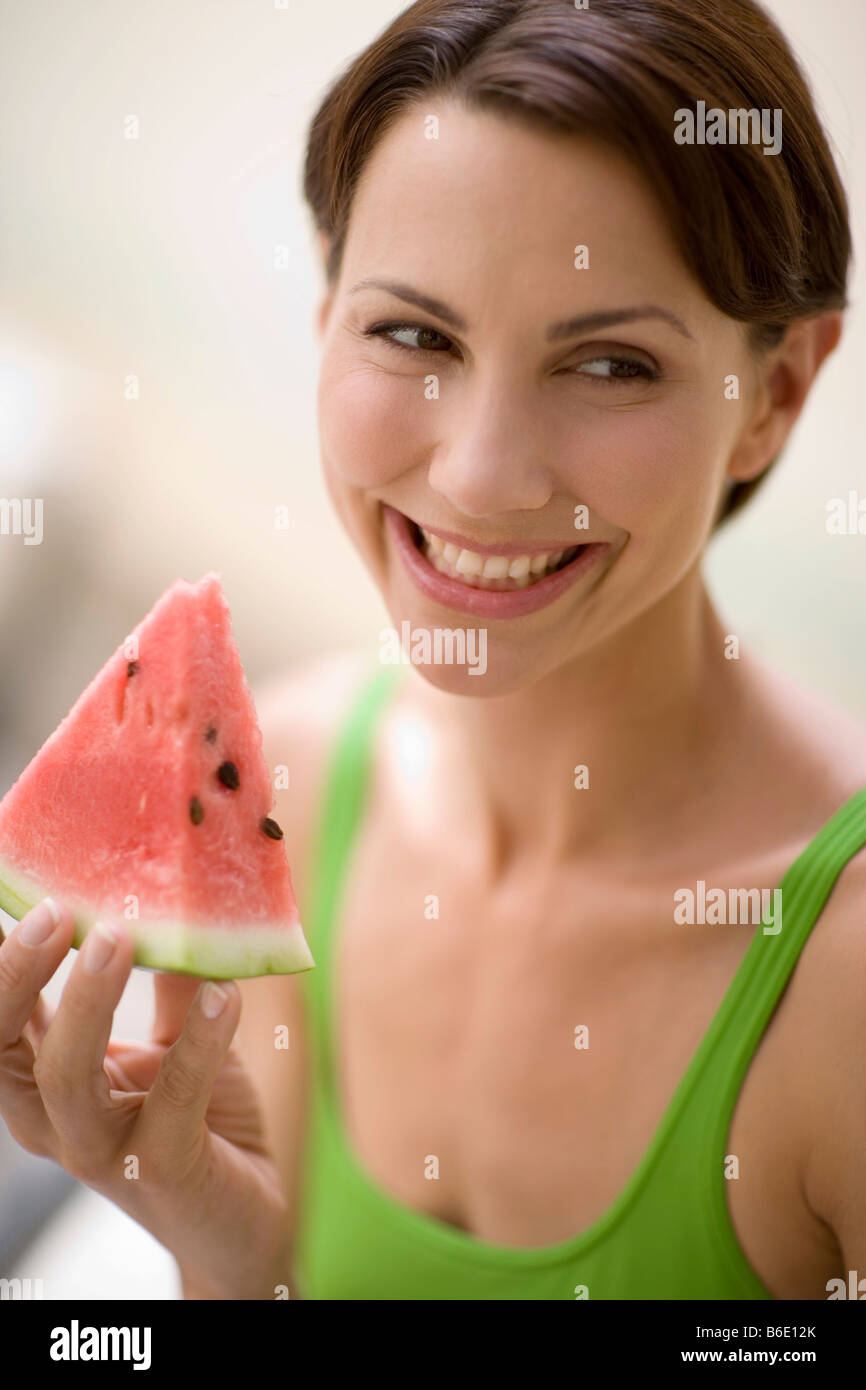 Woman eating watermelon. Banque D'Images
