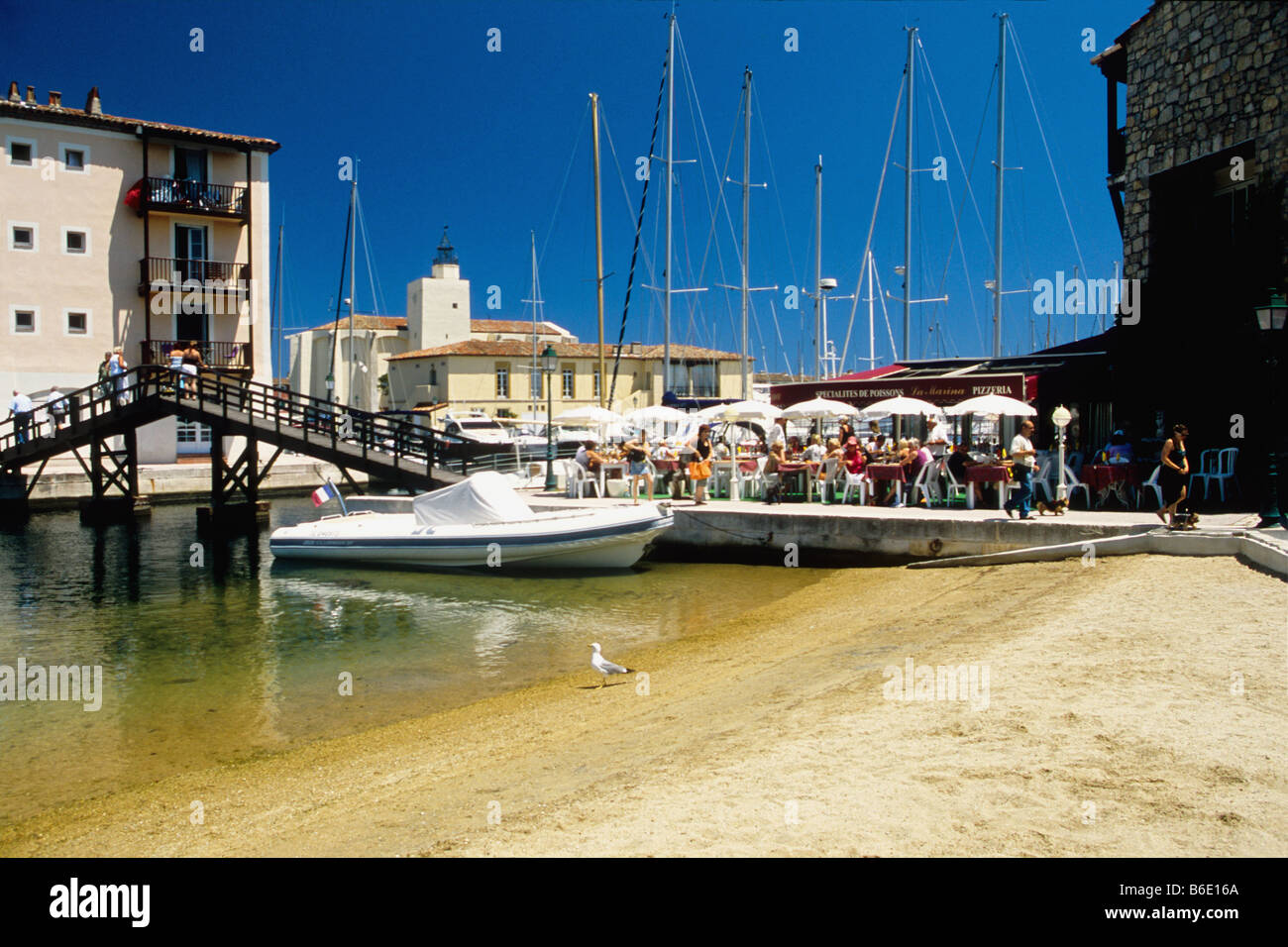 Restaurant en plein air à Port Grimaud Village Banque D'Images