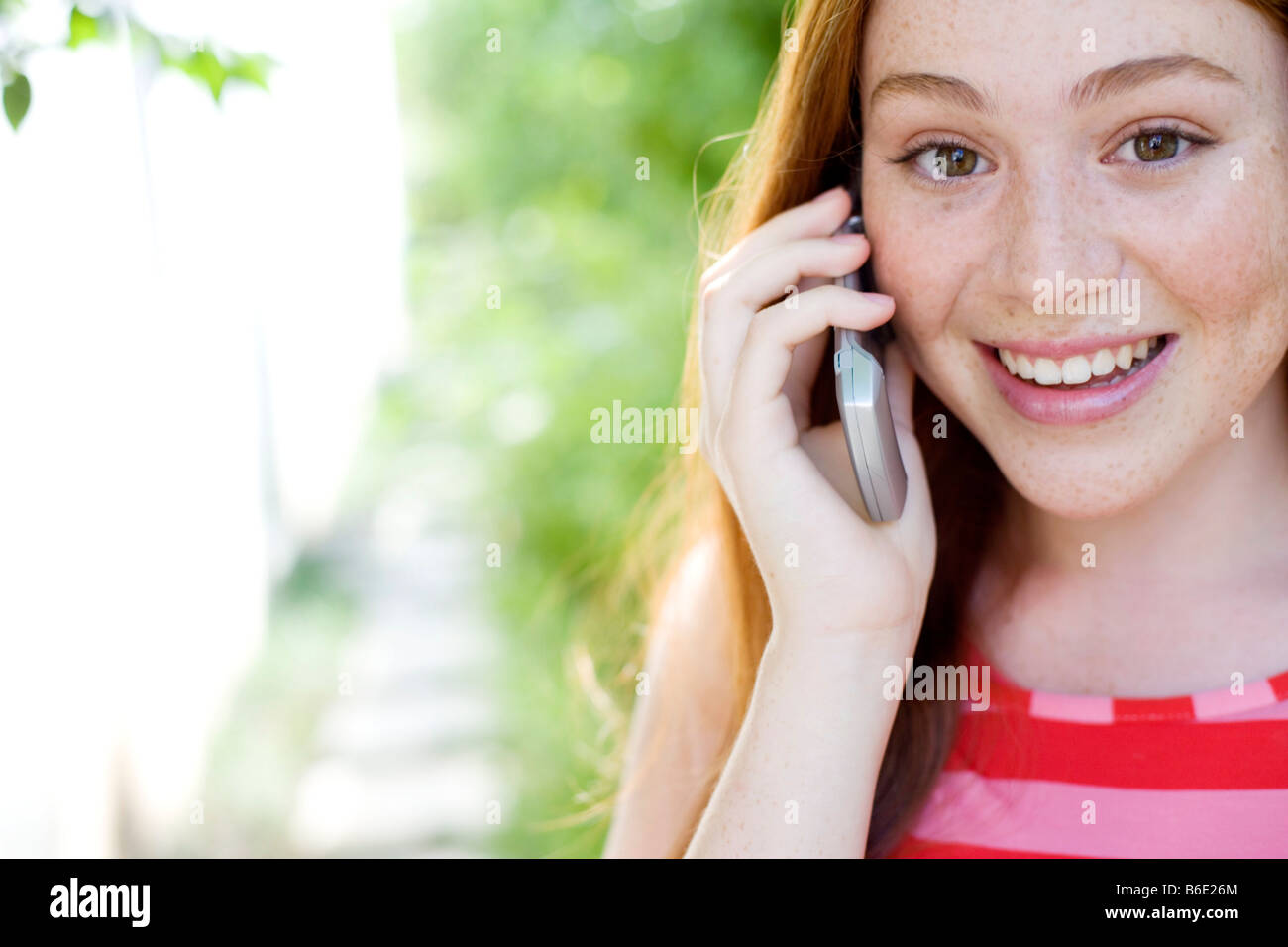 Girl en utilisant un téléphone mobile. Banque D'Images