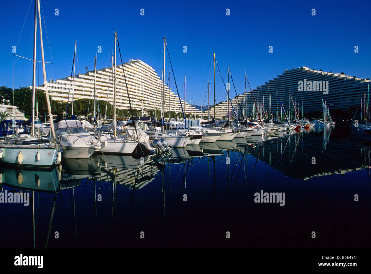 L'architecture moderne des 'Les Marina de Villeneuve Loubet Banque D'Images