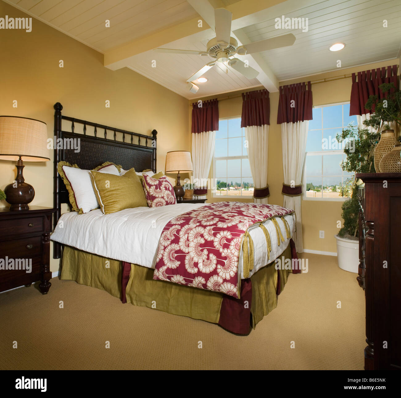 Maître contemporain chambre avec plafond en bois Banque D'Images