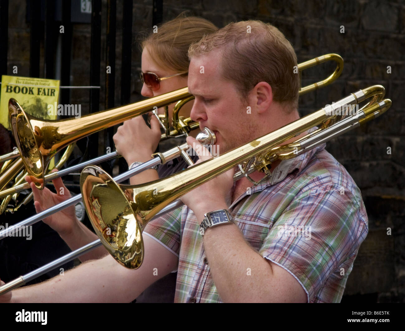 Couple avec trombones sur la rue d'Édimbourg Banque D'Images