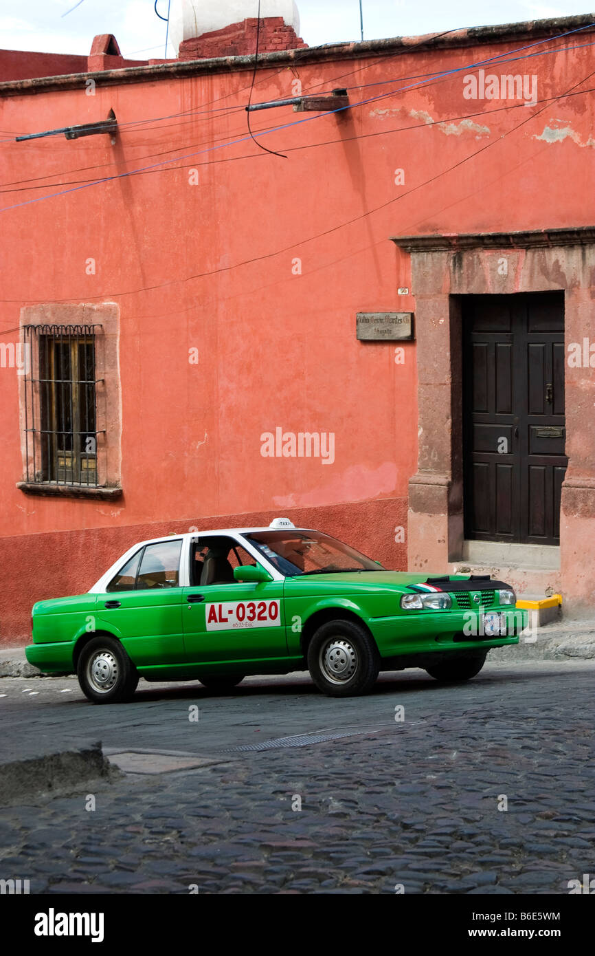 Taxi vert vif à San Miguel de Allende Mexique Banque D'Images