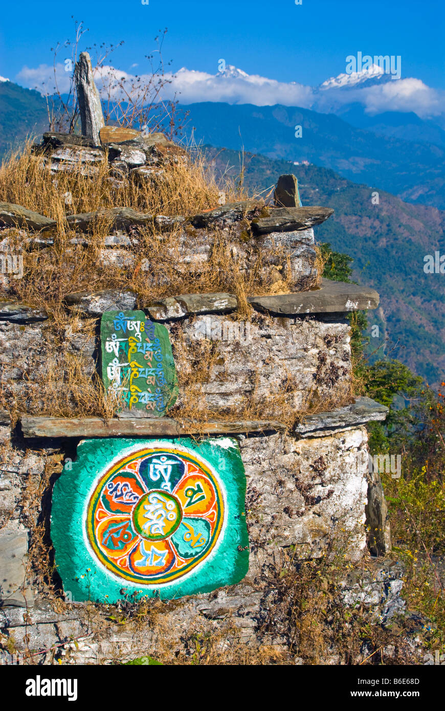 Un mur Mani près de Rinchenpong, Sikkim, Inde, avec le mont Kanchenjunga dans l'arrière-plan. Banque D'Images