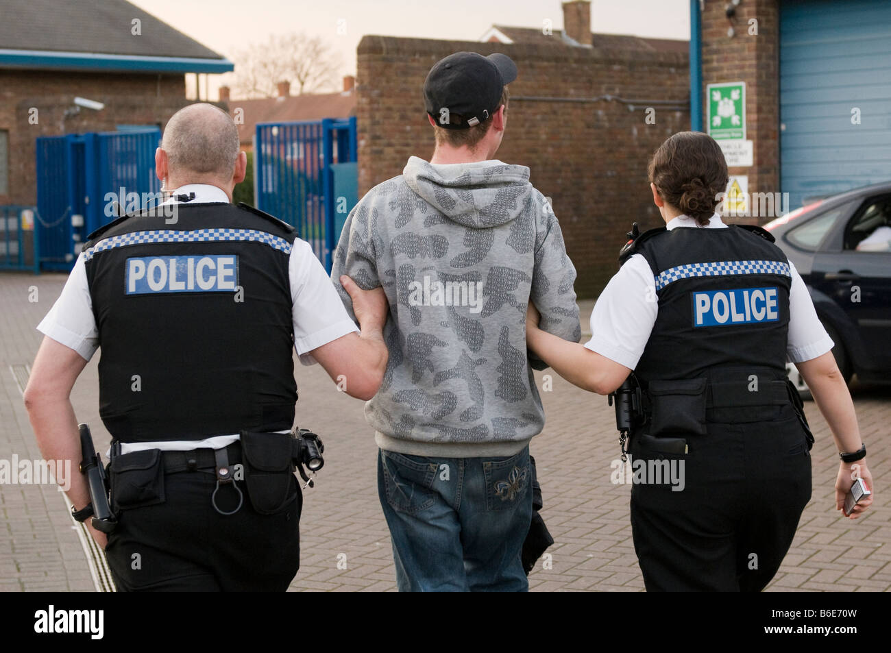 La police arrête les jeunes mâles blancs Photo Stock - Alamy