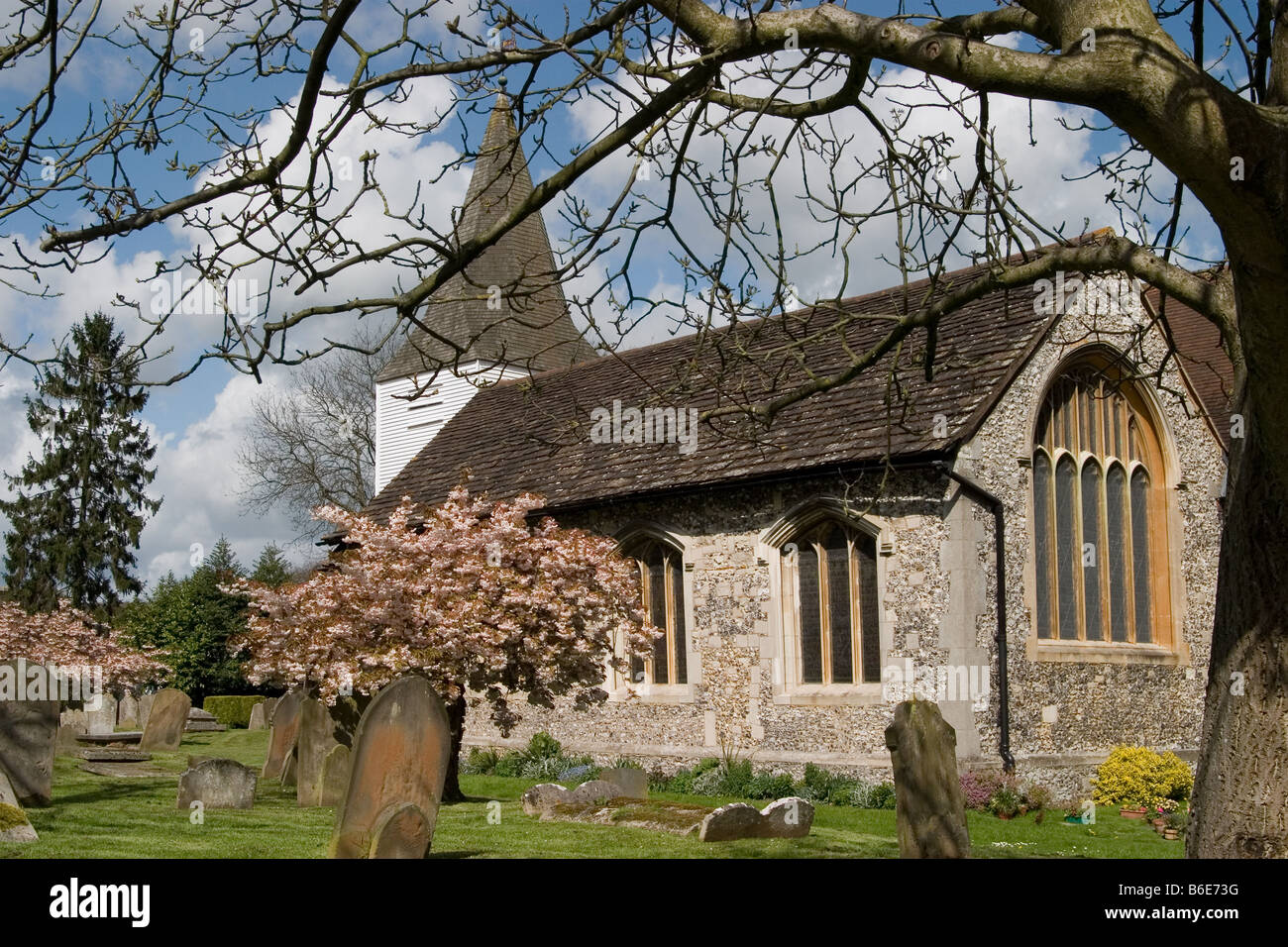 L'église paroissiale Saint Nicoloas Great Bookham Surrey avec la floraison des cerisiers Banque D'Images