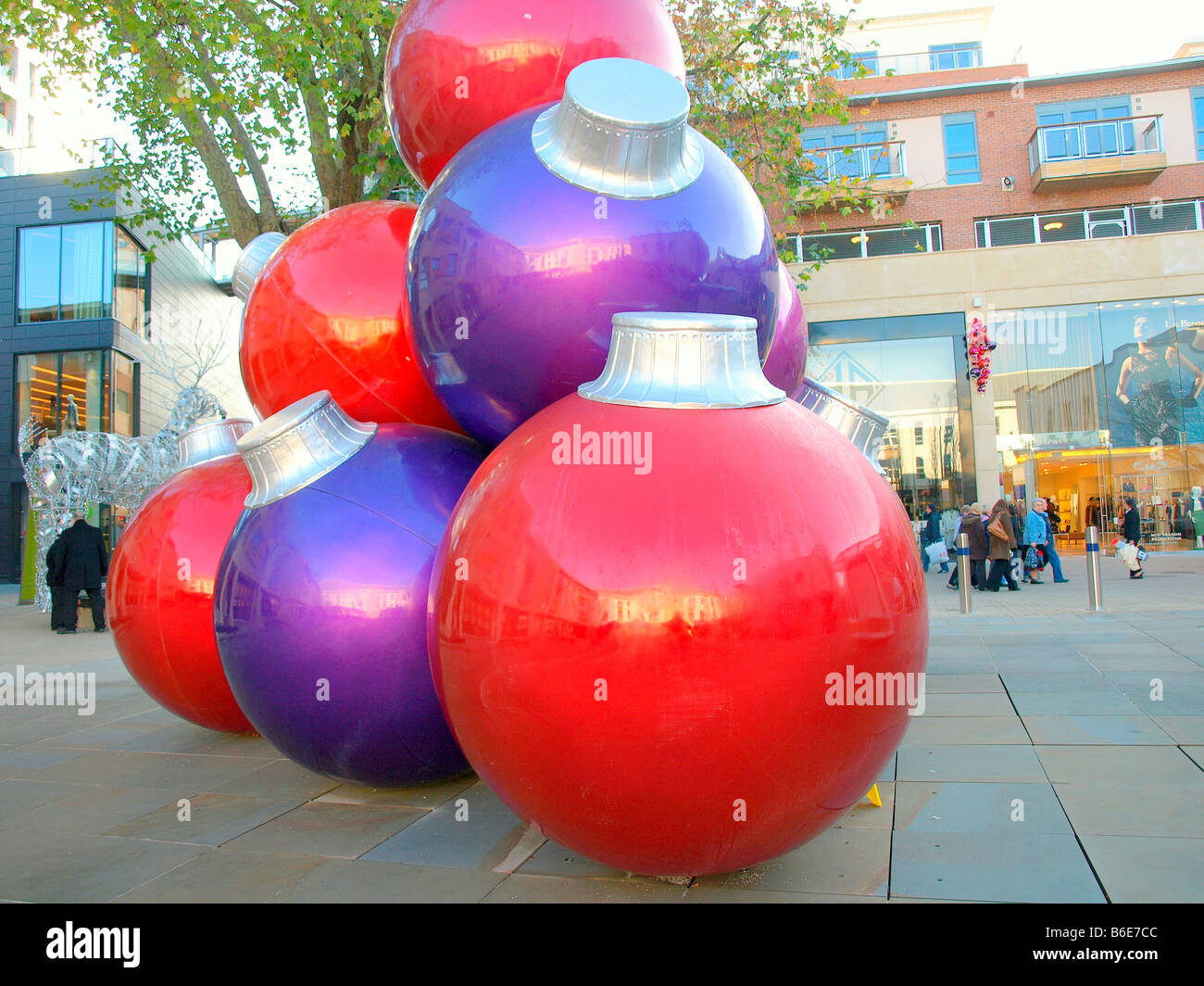Boules géantes dans le centre commercial avant Noël à la Cabot Circus,Bristol, Royaume-Uni. Banque D'Images