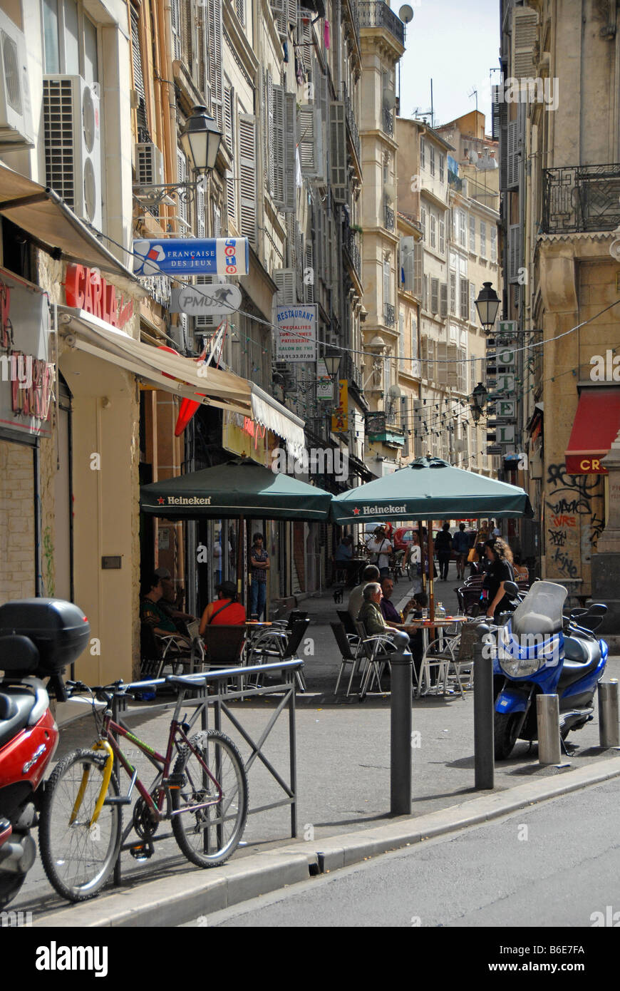 Cafe dans une petite rue latérale, Marseille, Provence, France, Europe Banque D'Images