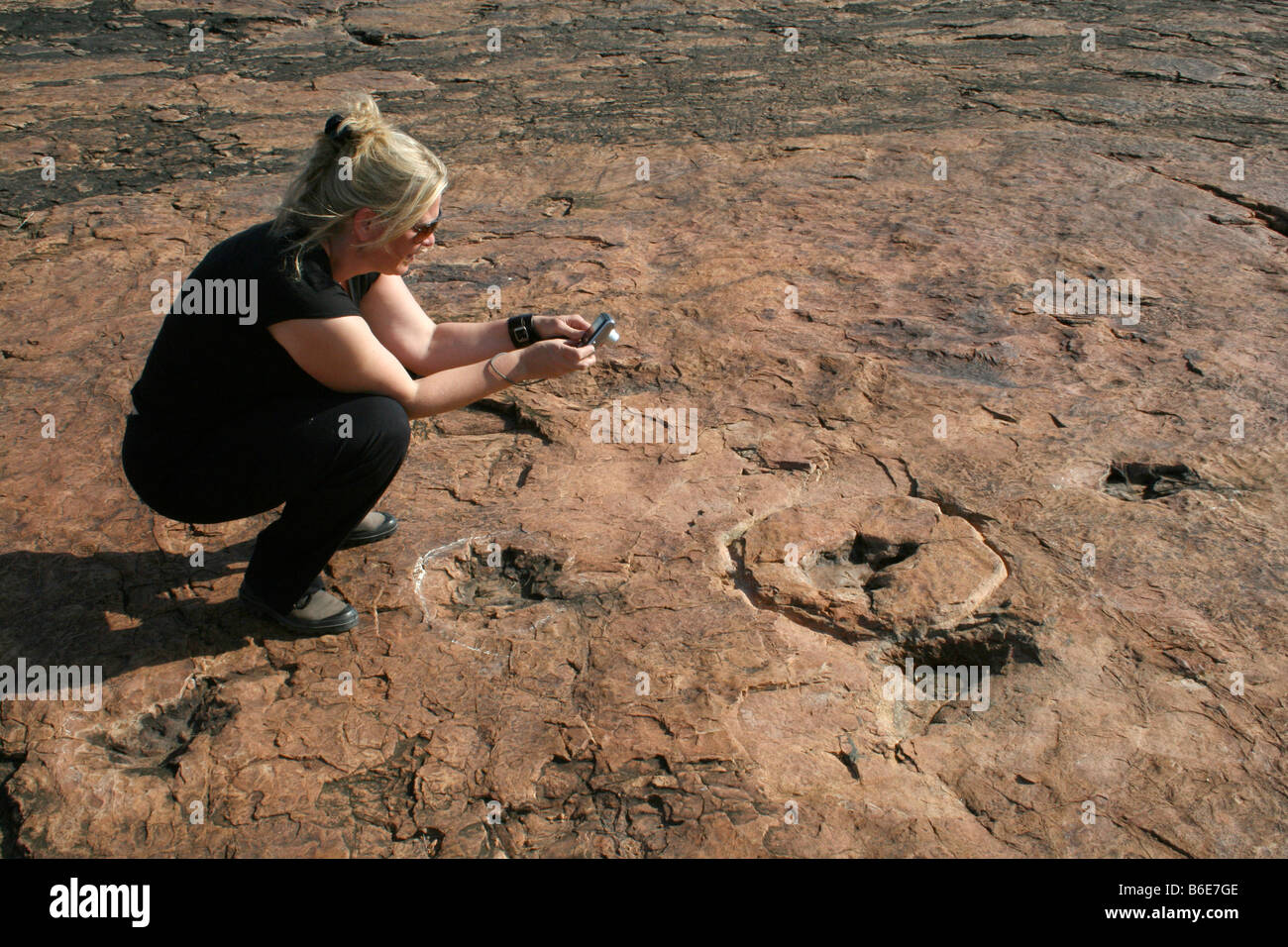 Tourst près d'empreintes de dinosaures Banque D'Images
