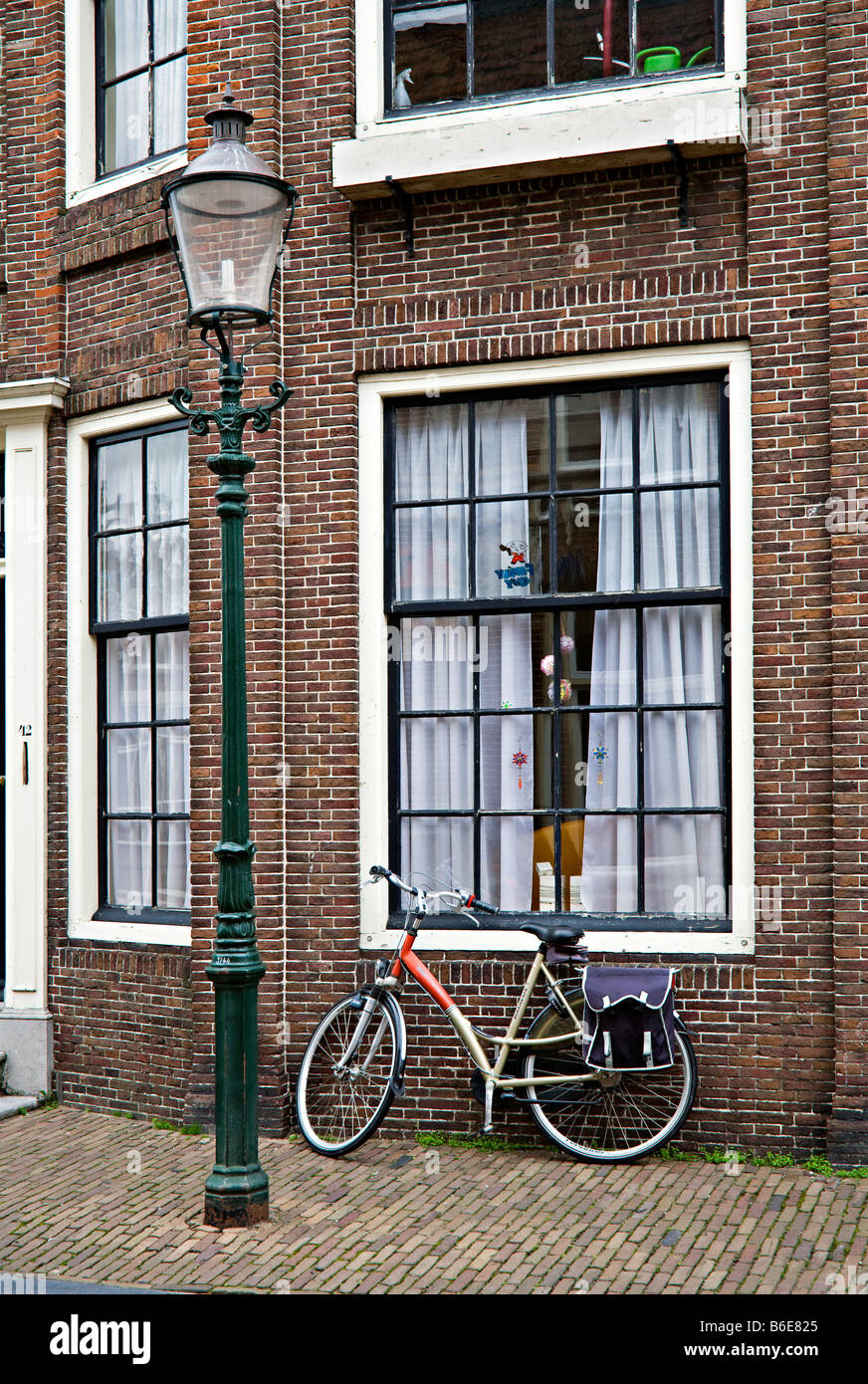 Location appuyé contre la fenêtre de la chambre sur la rue lampadaire Enkhuizen Pays-Bas Banque D'Images